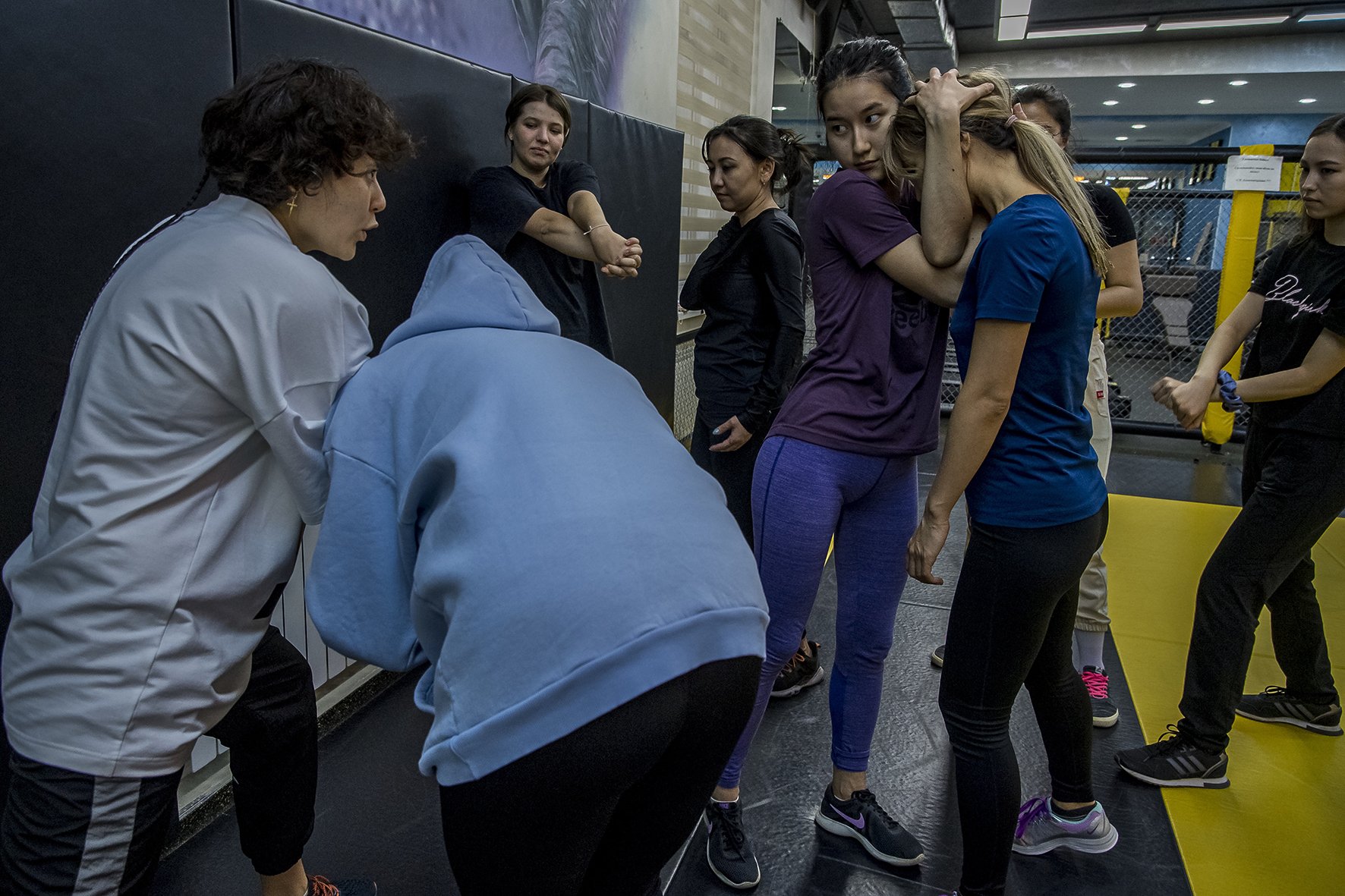 Durant un cours d’autodéfense, dans un gymnase d’Almaty, Maria Makatrevich, championne nationale kazakhe de boxe et de kickboxing, ancienne garde du corps de riches homme d’affaires enseigne à de jeune femmes à se défendre lors d’une agression, not