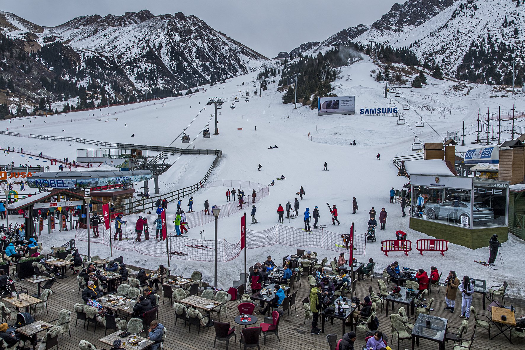 Plus grande station de ski d'Asie centrale, Shymbulak, proche de Almaty, située à 2 200 mètres d’altitude, est populaire auprès de la frange urbaine, occidentalisée et relativement aisée de la société kazakhstanaise. Elle a été découvert par des sk