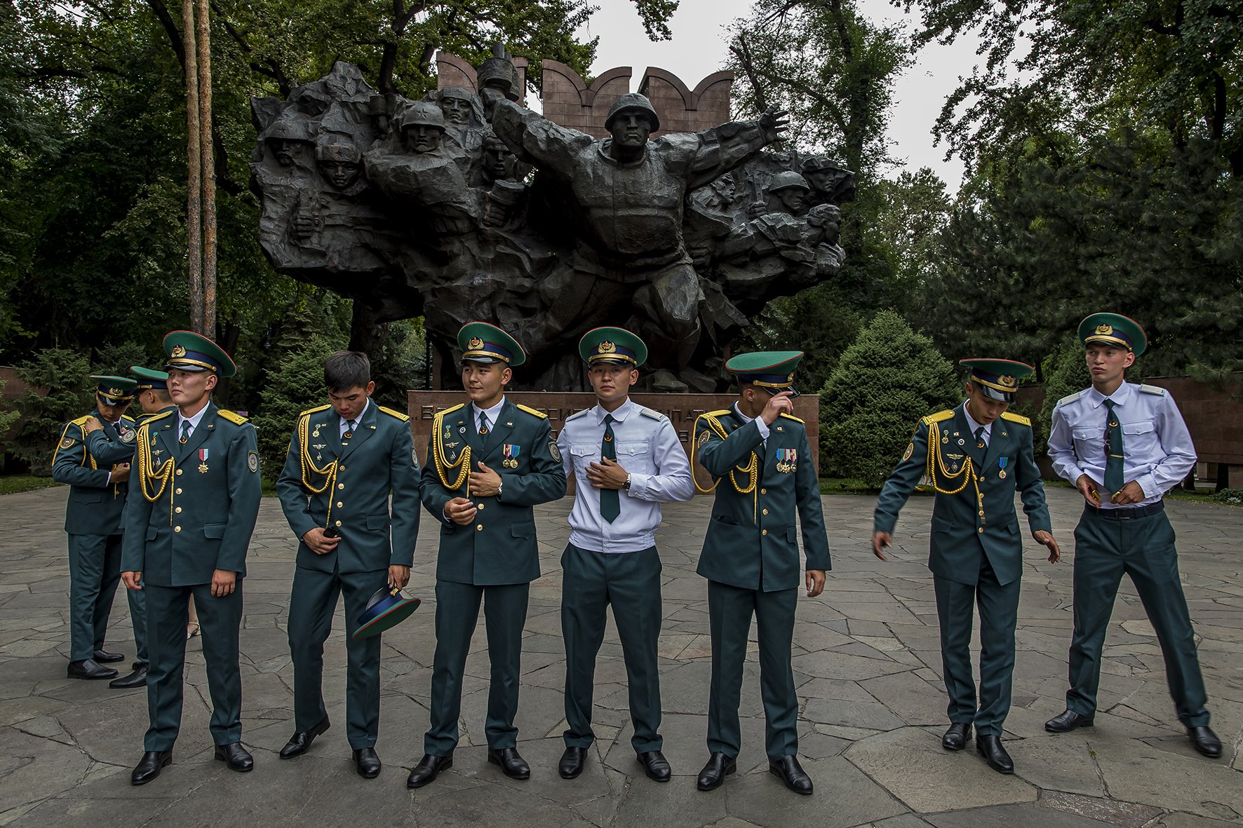 Des cadets se promènent dans le parc Panfilov à Almaty , devant le monument en hommage aux mythiques 28 hommes du General Ivan Vasilyevich Panfilov. Ce général est un Héros de l'Union soviétique à titre posthume. La légende veut que ces 2