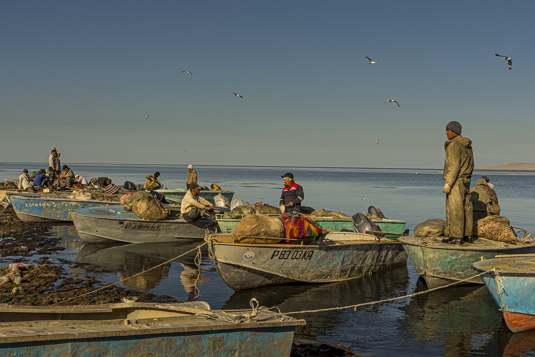 Pendant de nombreuses années, l'Aral n'a donné à ces hommes aucune raison de se réjouir. La pêche s'est éteinte dans les années 1980, après que le gouvernement soviétique a drainé la mer pour alimenter les champs de coton très loin en amont. Autref