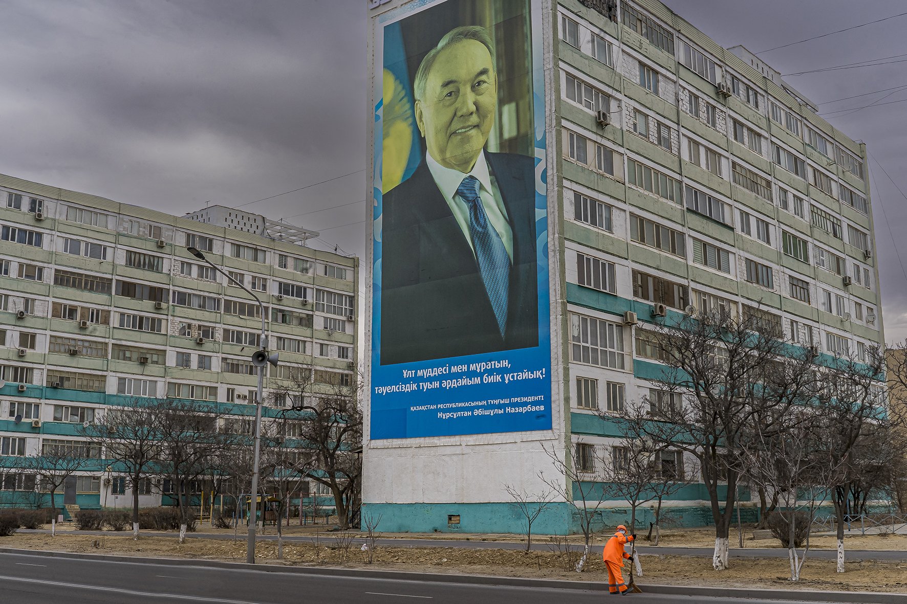 Plusieurs semaines après les évènements de janvier 2022 qui ont officiellement causés la mort de 227 personnes et la fin de l’ère du clan Nazarbaev, l’immense portrait de Elbassy (le Père de la Nation en kazakh), est toujours solidement fixé à un i