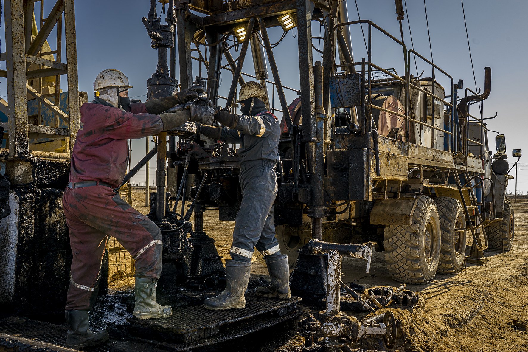 A Zhanaozen, des ouvriers de maintenance réparent une pompe d’extraction de pétrole. C’est de cette ville pétrolière, symbole de la lutte pour la justice sociale au Kazakhstan que les manifestations de janvier ont démarrées, avant de s’étendre à la