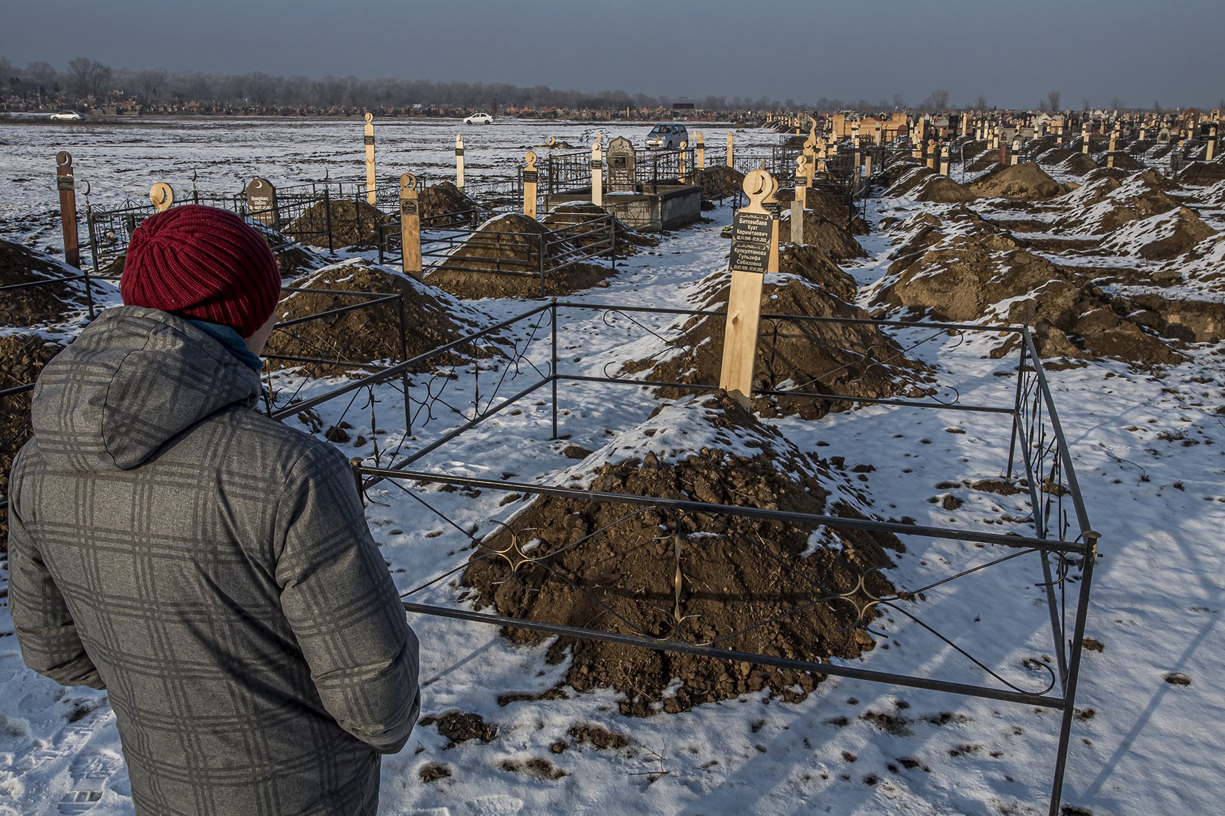 Dans les environs de Almaty, Dauren Bitkembayev sur la tombe de ses parents, Gulzifa, enseignante à la retraite, et Kuat, ancien militaire et postier à la retraite, vraisemblablement abattus en ville alors qu'ils rentraient tard chez eux, en voitur
