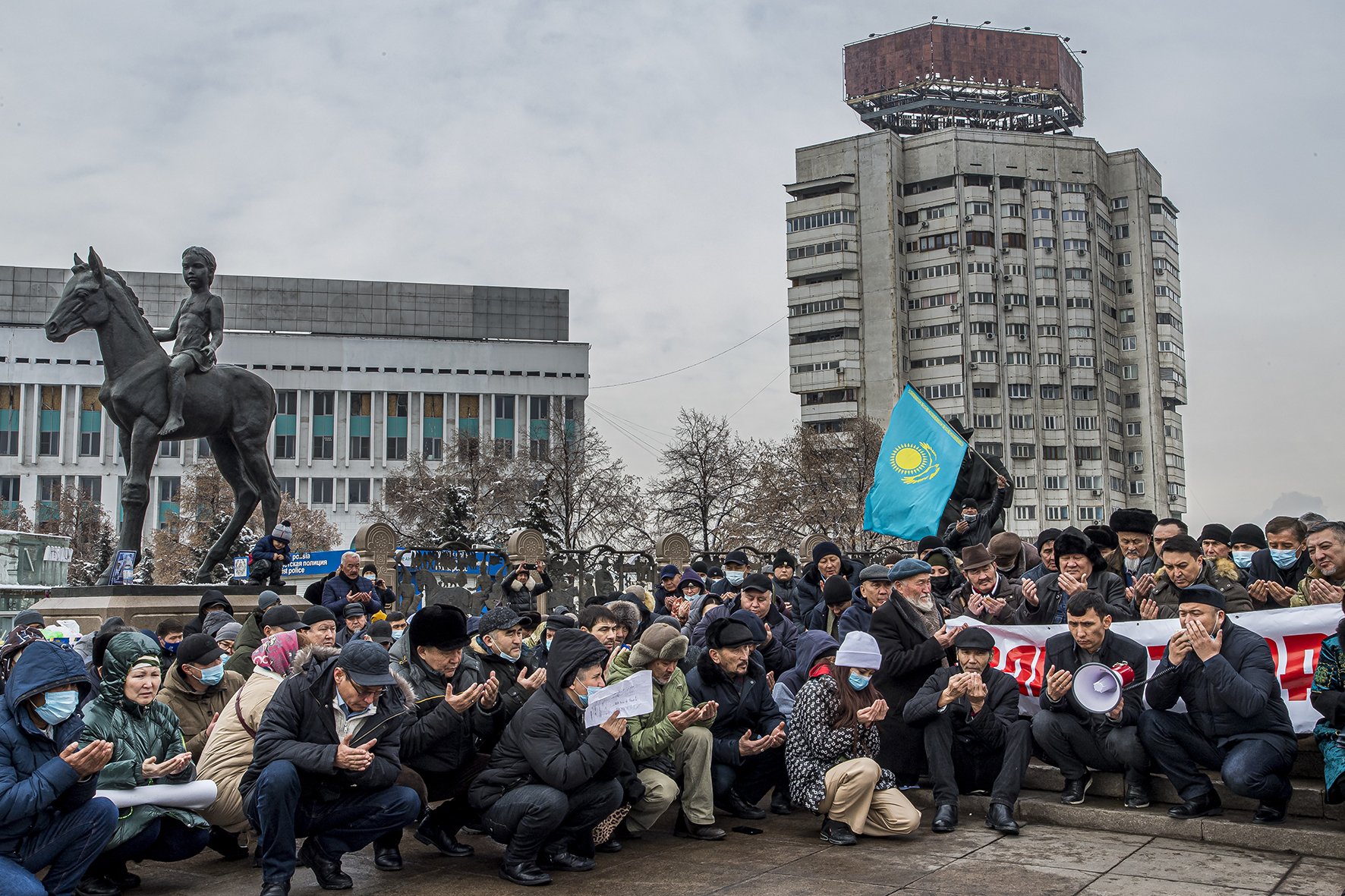 Dans une manifestation non autorisée dans le centre d'Almaty, la plus grande ville du Kazakhstan, le 13 février 2022, des centaines de personnes prient, afin d'honorer la mémoire des personnes tuées lors des manifestations de janvier. Les participa
