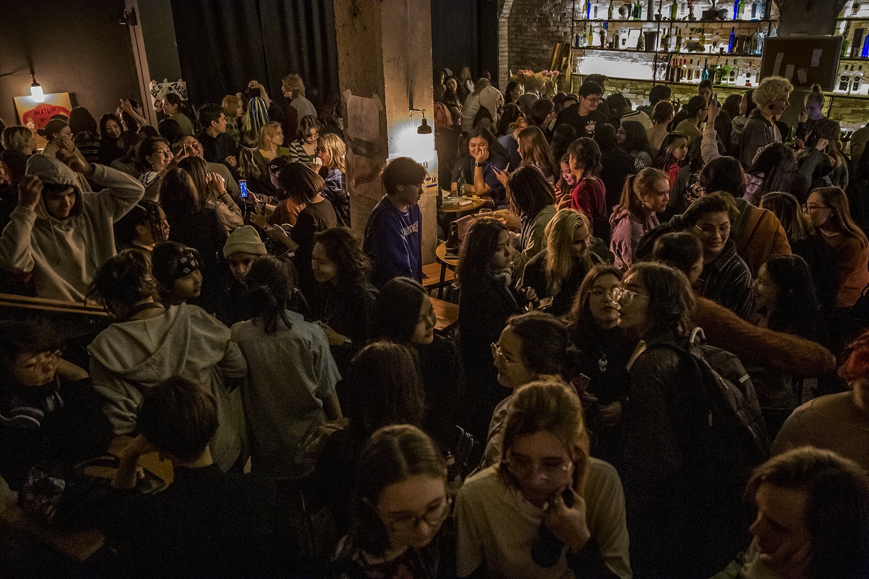 Des dizaines de jeunes, d’activistes et de membres de la société civile, sensibles aux causes queer et féministes se retrouvent dans une des deux seules boîtes de nuit LGBT friendly de Almaty, durant une after party, à la suite d’une manifestation.