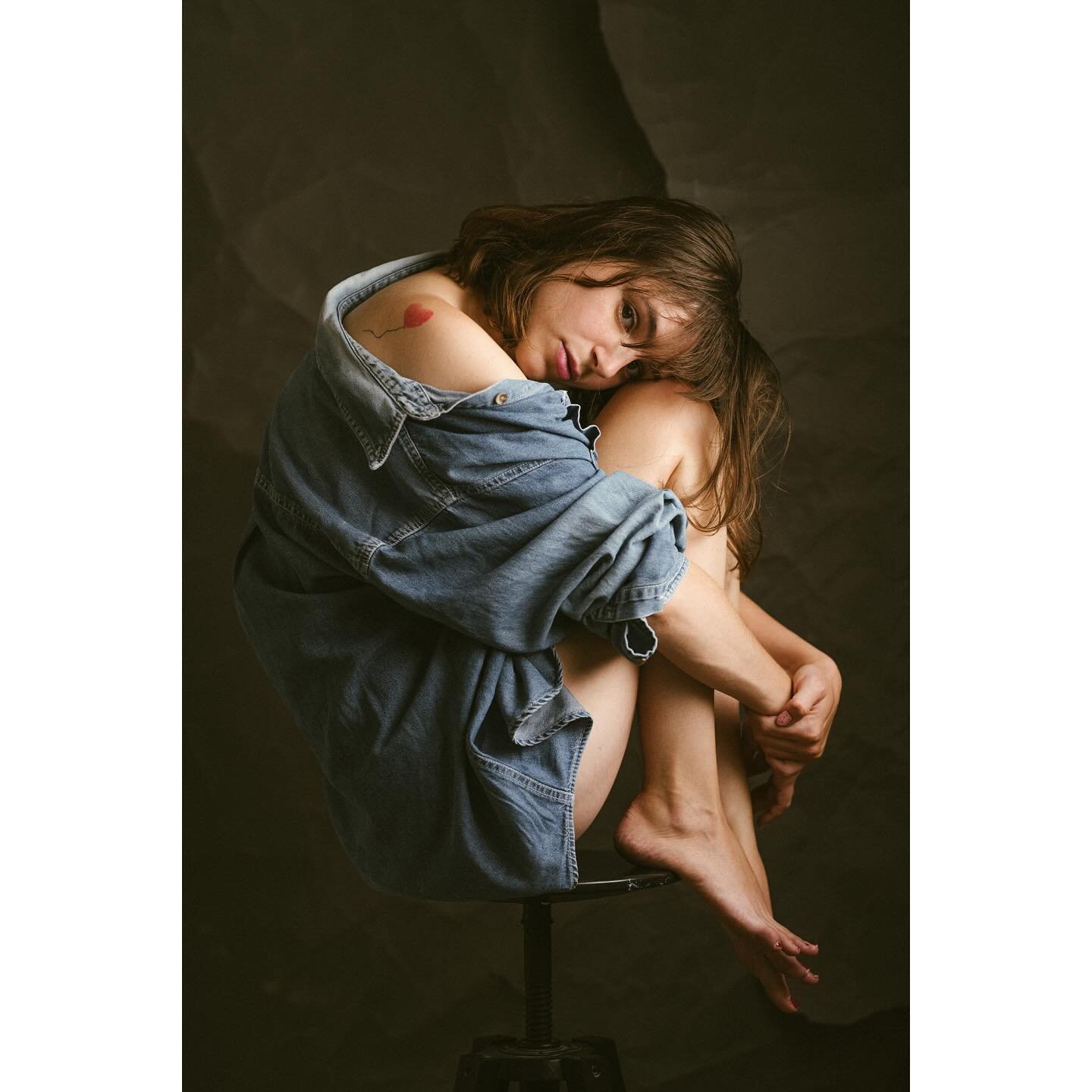 Girl with Balloon 

A little bit more of that magical experience being photographed by @refael.sha ❤️🌟

#girlwithtattoo #girlwithballoon #banksytribute #darkportrait #selfworth #homestudio #redlips #90style #90svibes #bangs #shorthair #blackbackgrou