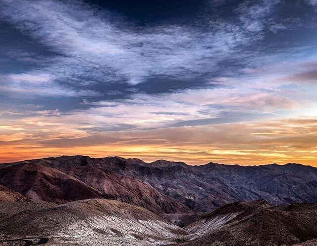 Sun setting on 2019. This year was a struggle to say the least and very much looking forward to what 2020 will bring. .
.
.
#deathvalley #deathvalleynationalpark #goparks #findyourpark #nationalparkgeek #nationalparks #sunrise_sunset_photogroup #usin