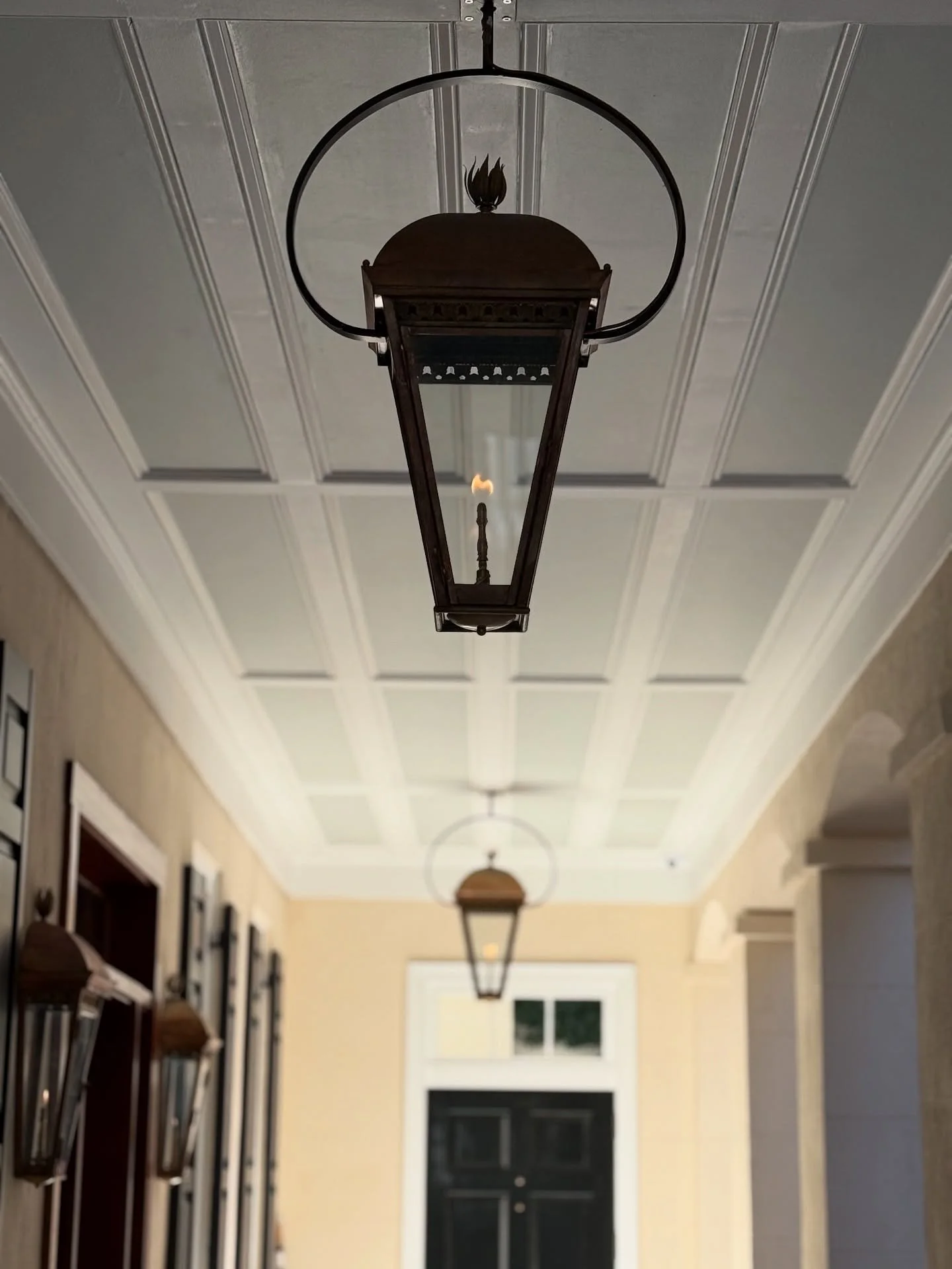 Charleston single house porches… these spaces were meant for Octobers!
🔥🍁🌻🍂🔥🍃🍁🌻🔥🍂🍃🍁🔥 
So excited to share pics of this latest #southofbroad project!!
#historiccharleston #downtowncharleston #gaslantern #handcraftedlighting #besp