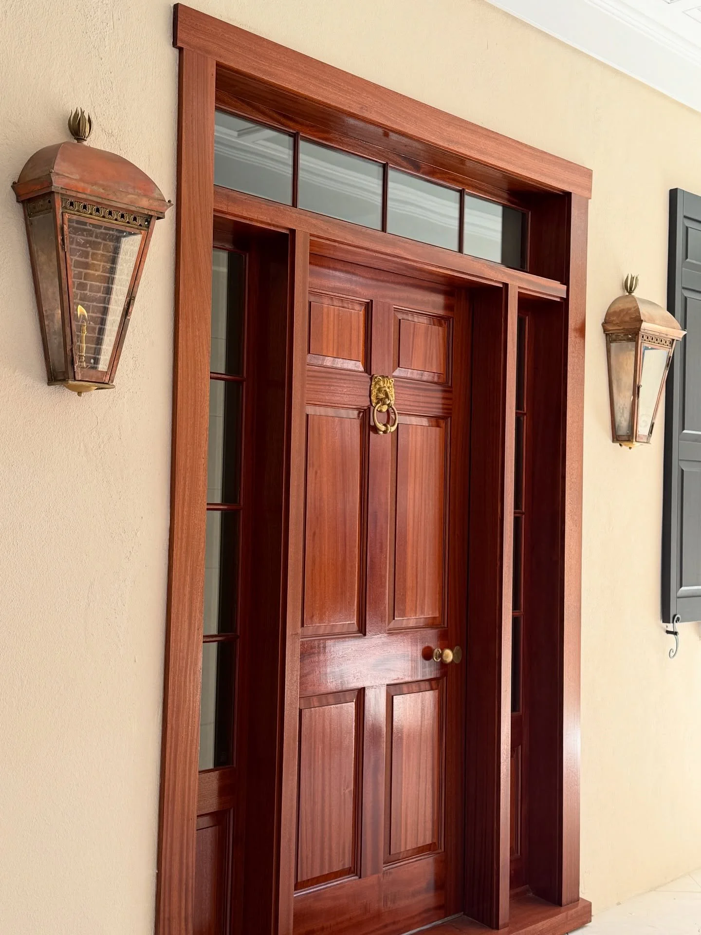 Last year wrapped up a special project for a beloved family home in historic downtown Charleston. Brought in by @taylorhillinteriordesign and @gochnauerconstruction we were commissioned to design with the request that these lights somehow point the v