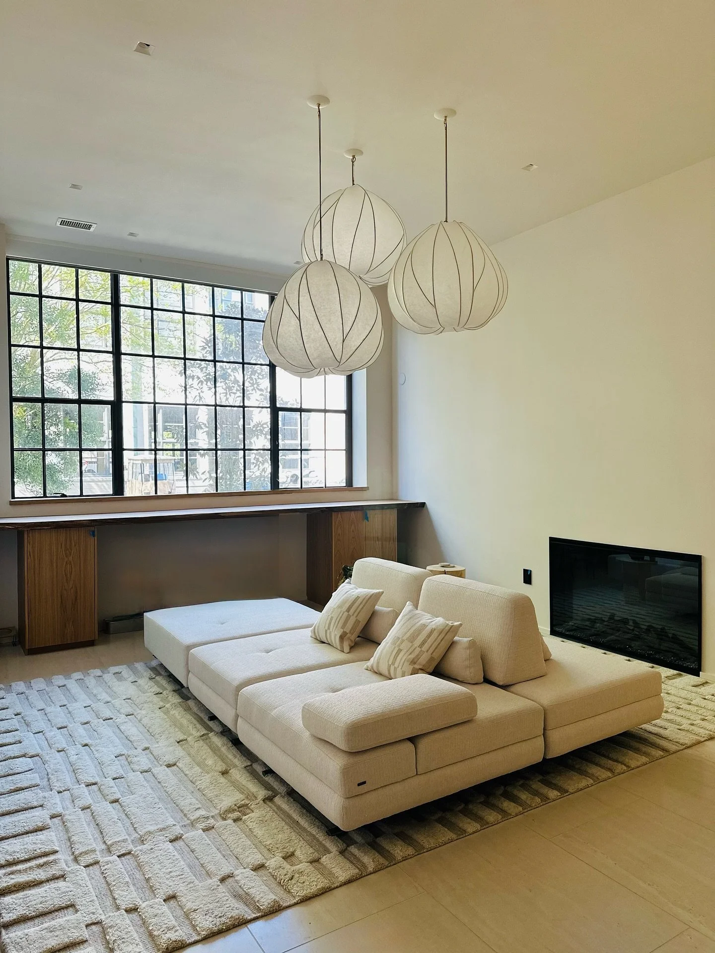 I love clusters of three! The Cassandra pendant, blending beautifully with this serene downtown space and adding just the right amount of warm calming light. 

#sculpturallighting #handcraftedlighting #madeincharleston #customlighting #organicdecor #