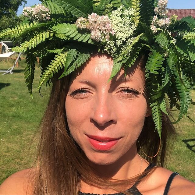 Glad Midsommar alla! 🌸☀️🌊💕 Rakel och jag band kransar och jag var aningens lat 😂 s&aring; idag f&aring;r ett ormbunkssn&aring;r vila kring mitt huvud 🙏🌿 Var r&auml;dda om er, njut av dagen och det som livet bjuder, om det bjuder p&aring; bra gr