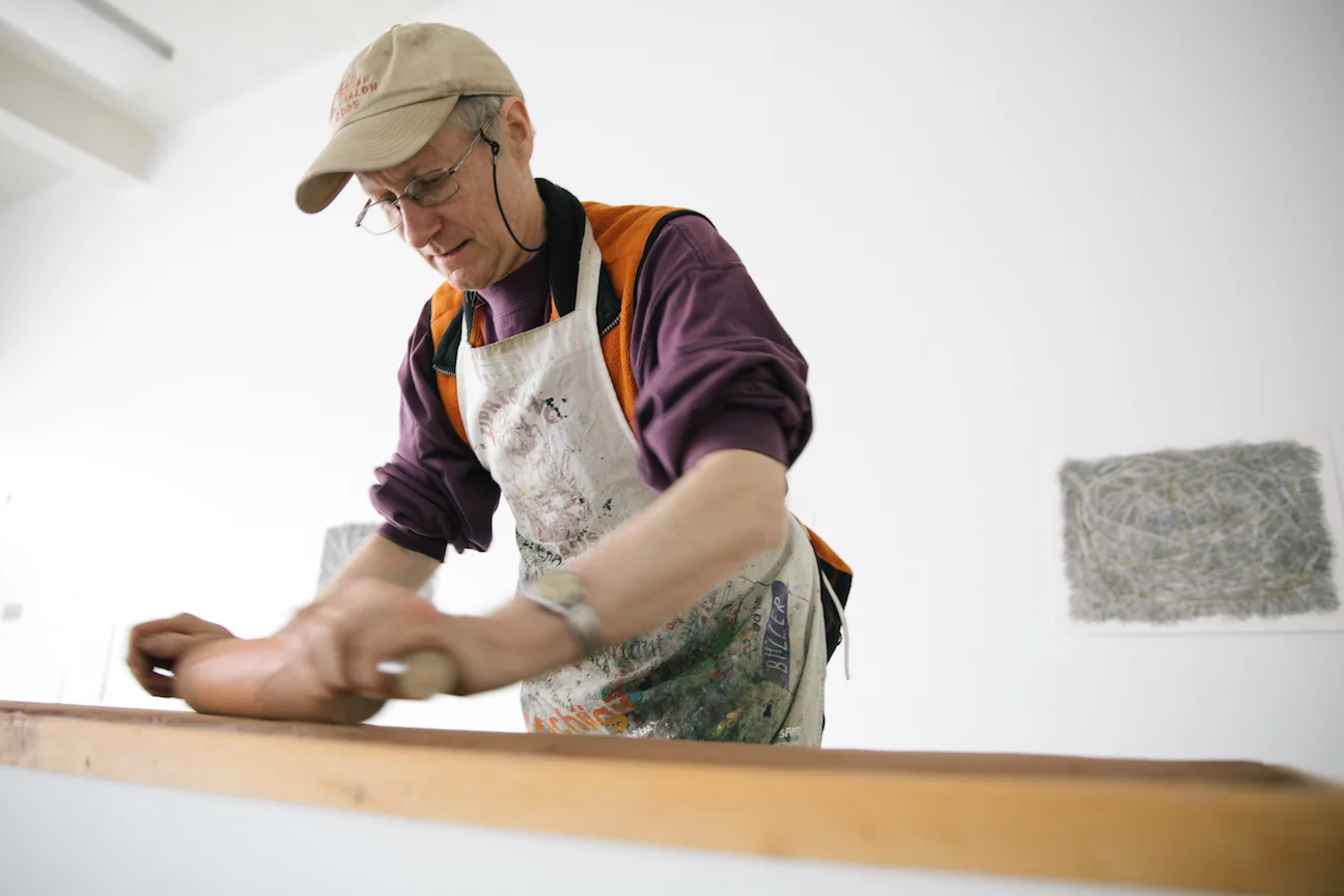 Artist Bill Horne rolling out the terracotta soil for his work Stakes in the Peace (2017). May 2017. Photo by Denis Gutiérrez-Ogrinc.