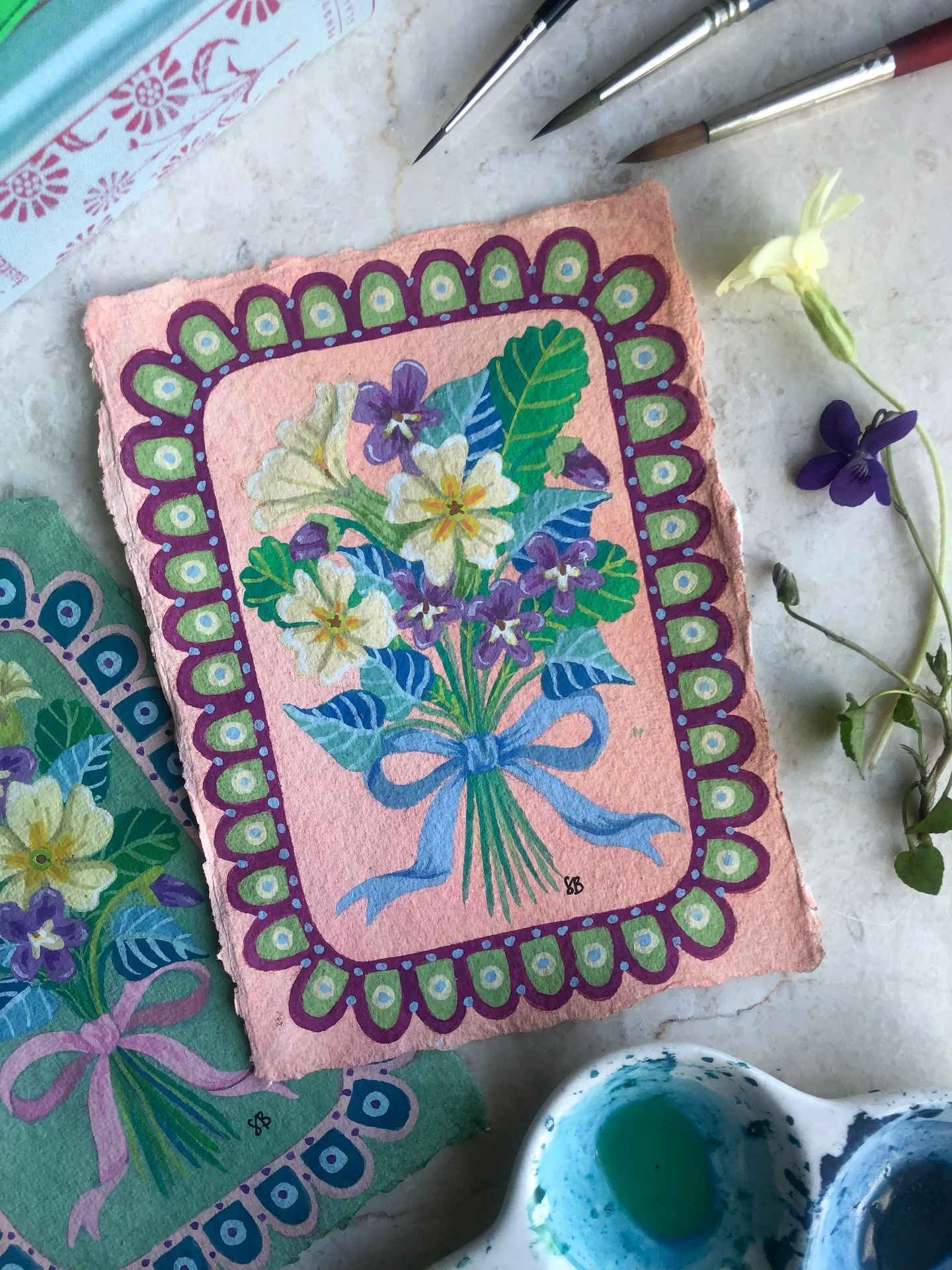 Another little bouquet of primroses and violets 🌸

Primroses have long been associated with new beginnings, appearing just as the season begins to shift from Winter and into Spring. Violets on the other hand have a quieter symbolism of gentleness an