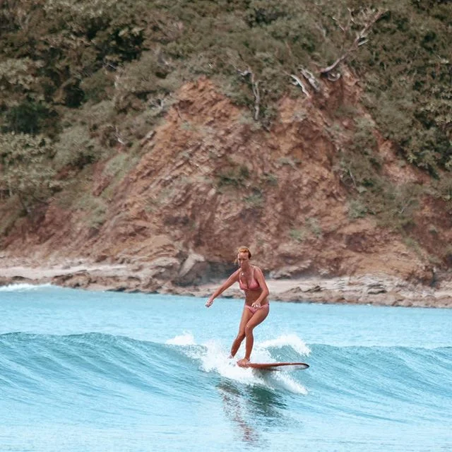 A little turn off the top, hoping this wave will decide to break. 🍕 
Oh! I&rsquo;m sorry, did I post pizza? I must be wanting 🌮.... oooh there it happened again! Did you see that?!
.
.
.
.
.
#nicaragua #playaelremanso #playaremanso #surfing #surfer