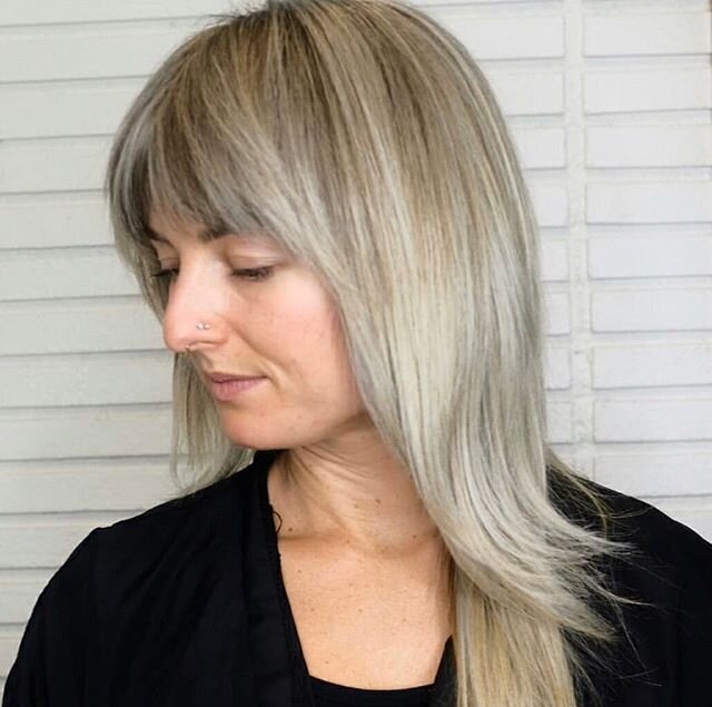 Wanna go blonder?? We gotchu. ❄️💧❄️ Sweet lil before and after by @anyakrotovahair .
#longbeachhair #longbeachsalon #blonde #officialblondepusher