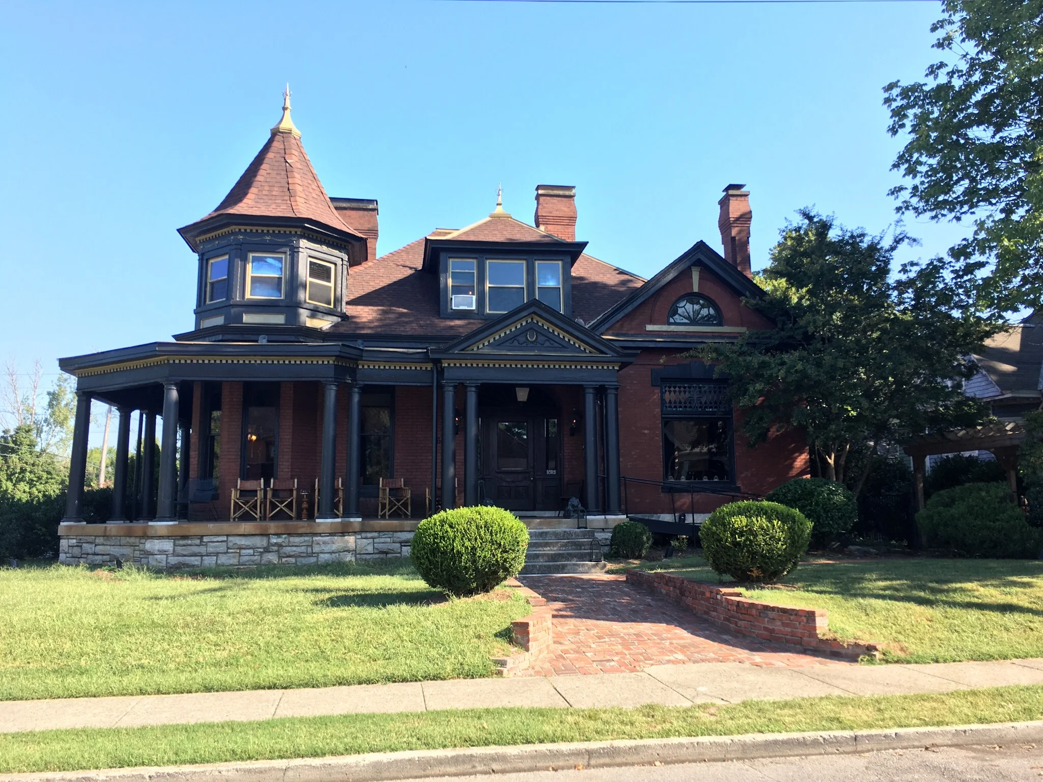 URBAN COWBOY PULIC HOUSE & EAST NASHVILLE