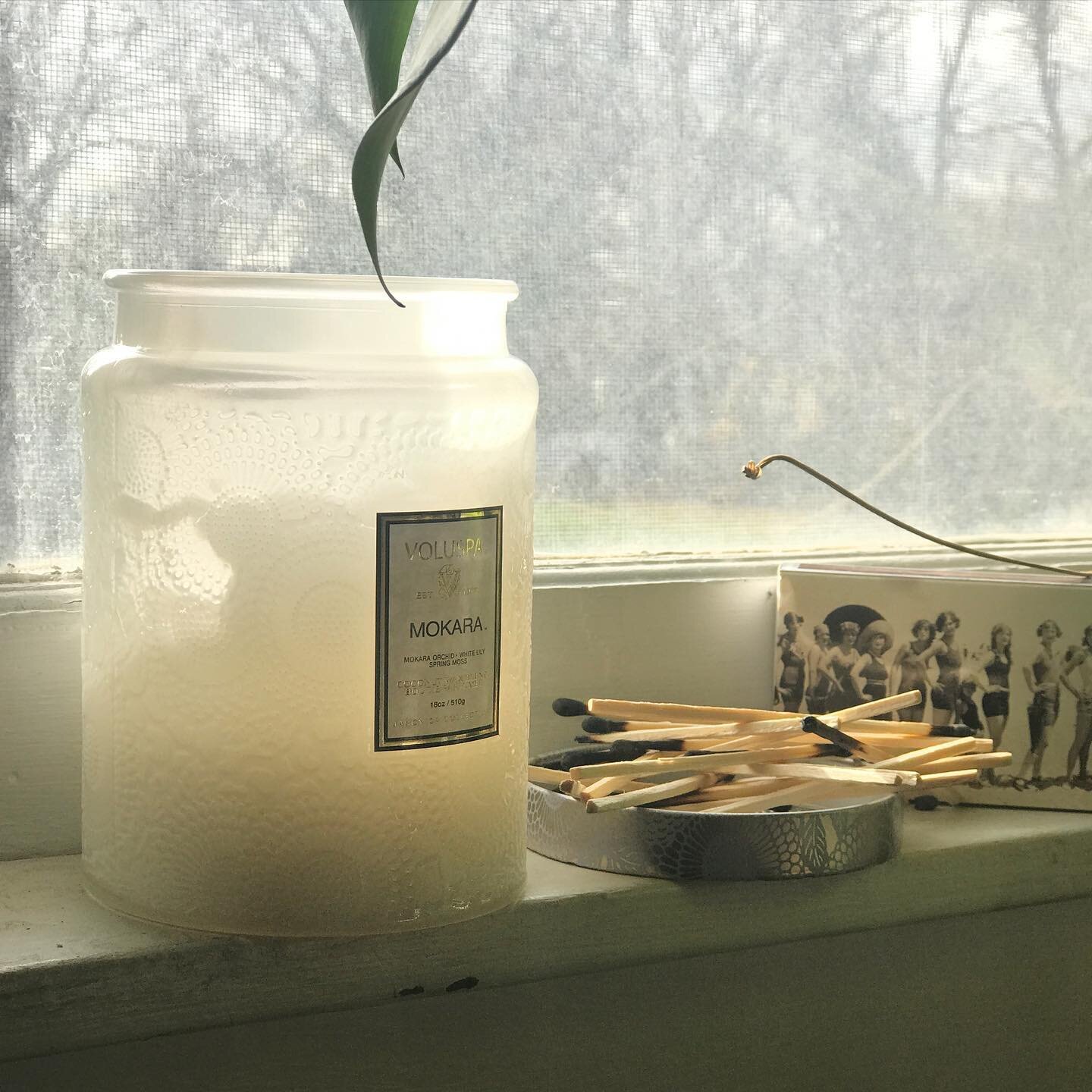 We are obsessed with Voluspa&rsquo;s Mokara candle to start our workdays. 
What is your pre-game to get into work mode? -
#voluspa #mokara #vintage #workfromhome #morningroutine #morning @voluspacandles