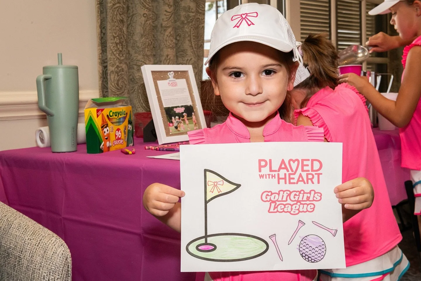 Golf club in one hand, crayons in the other!💓🖍️⛳️