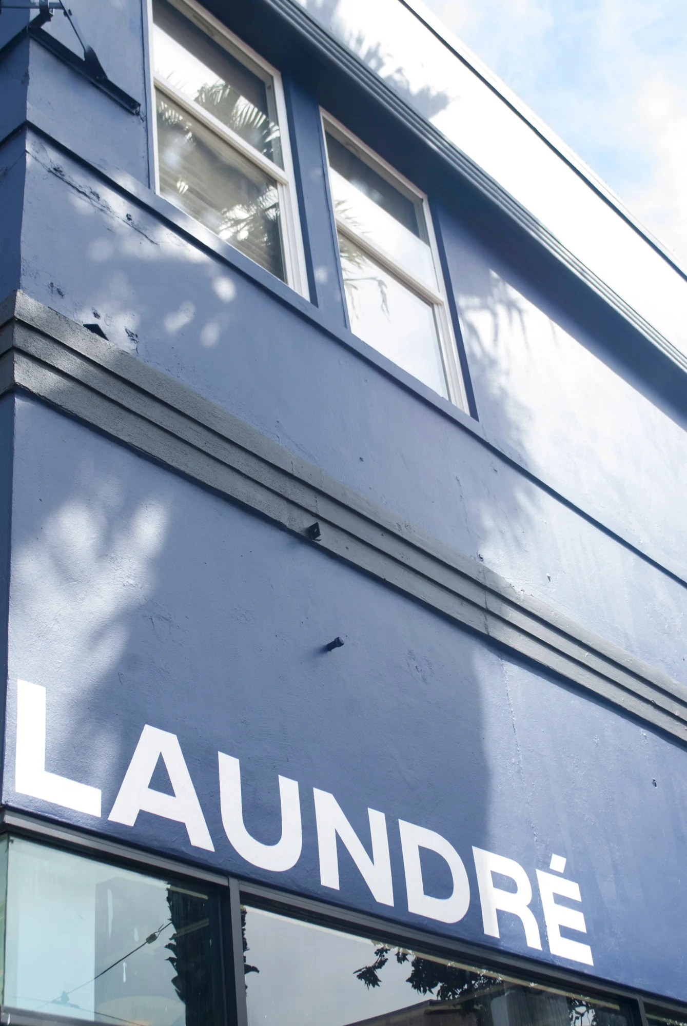 The outside facade of Laundre on Mission St.