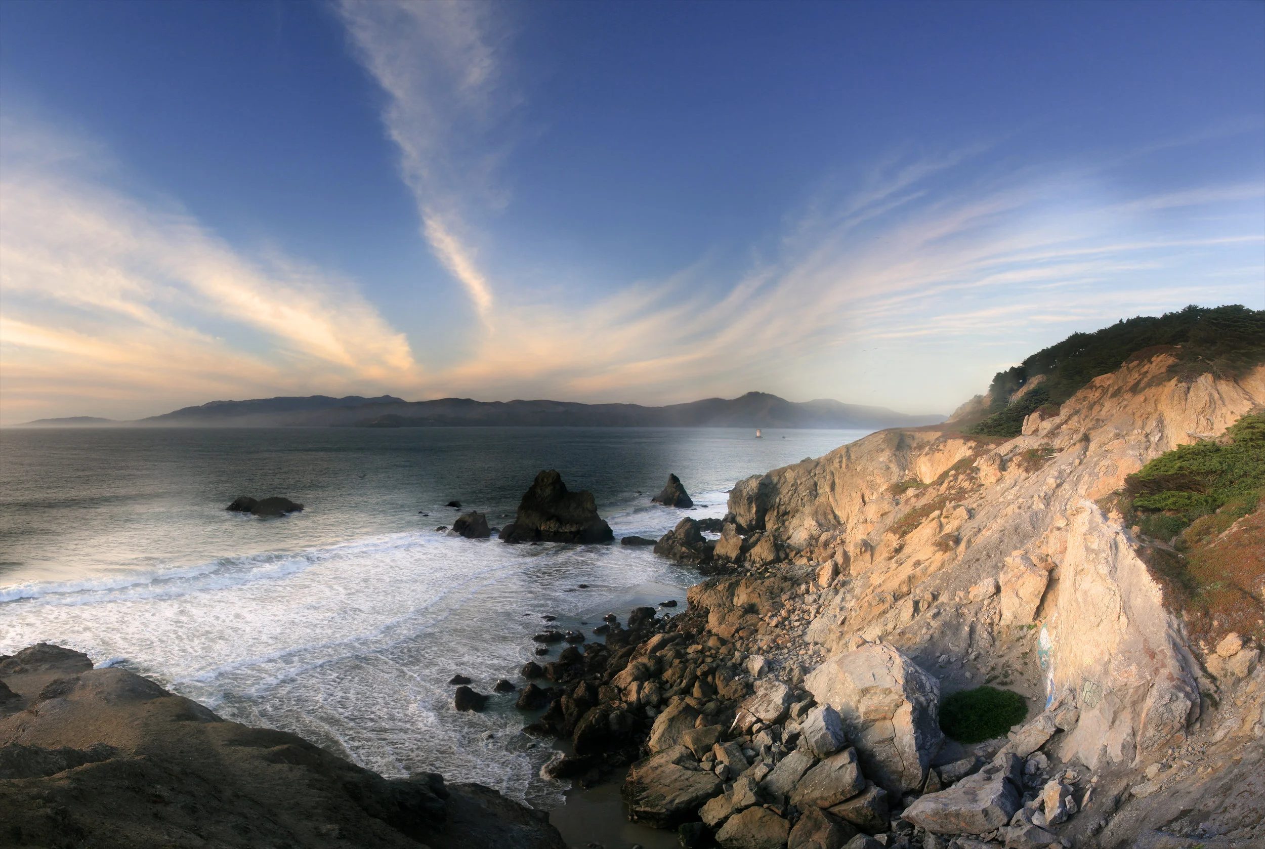 Sunset_at_Land's_End_in_San_Francisco_with_Cirrus_clouds.jpg