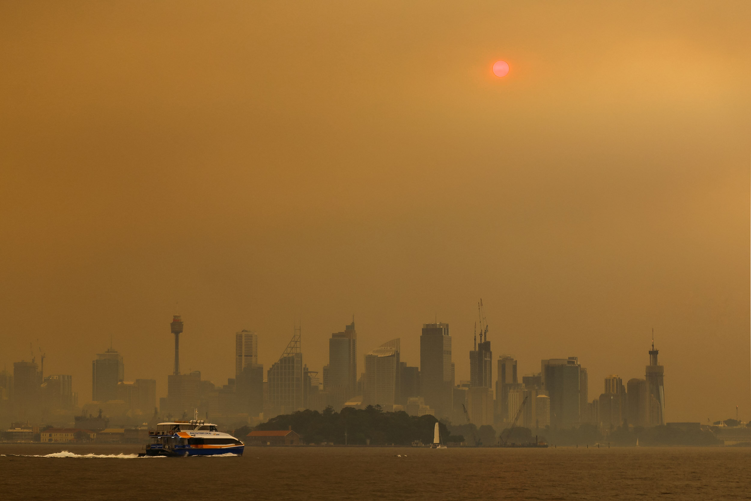  Smoke haze from bushfires in New South Wales blankets the CBD in Sydney, Thursday, December 5, 2019. (AAP Image/Steven Saphore) NO ARCHIVING 