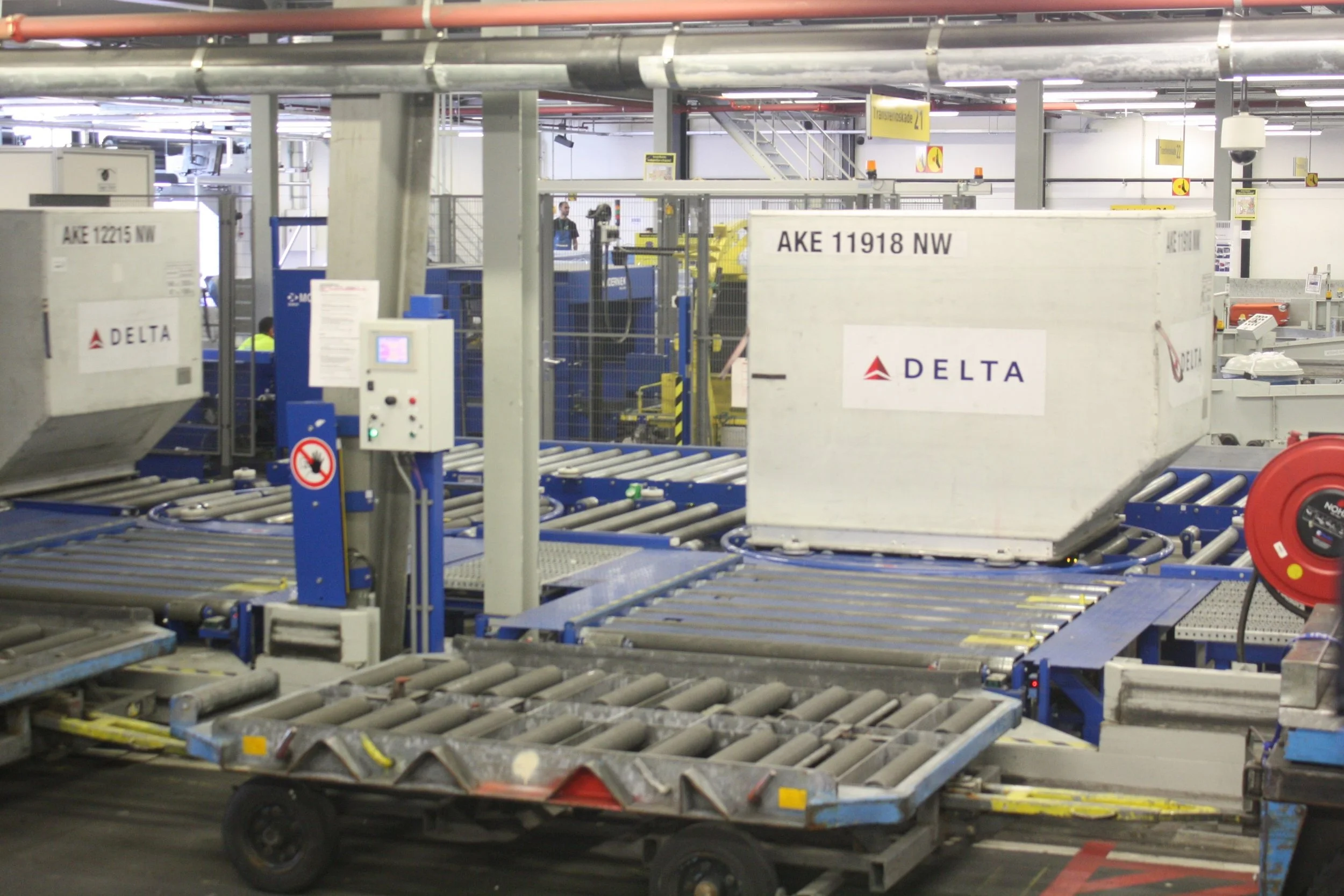 ULD transfer (swing-bed dolly)