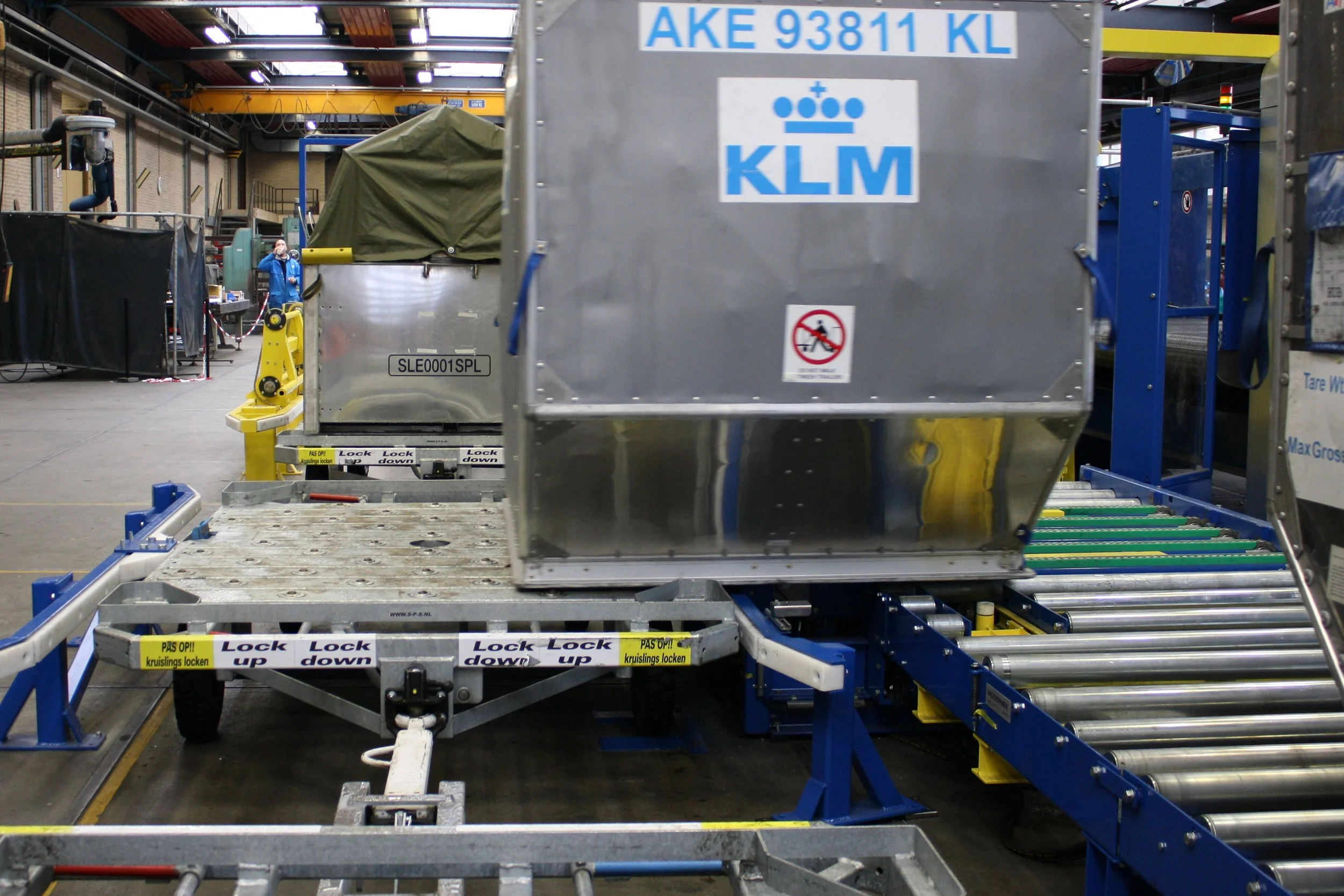 ULD infeed pusher system