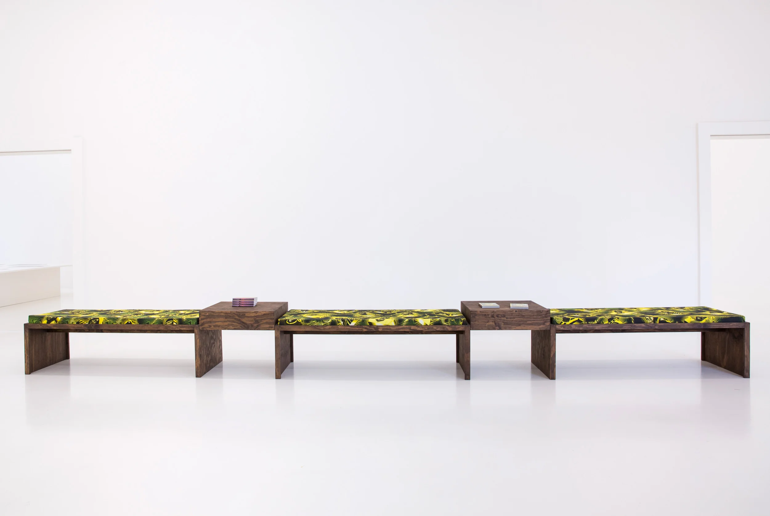  Möbel für Buchpräsentation. Föhrensperrholz gebeizt und geölt in Wenge-Holz-Optik. Wenge ist ein edles Tropenholz,&nbsp;das auch Palisandre du Congo genannt wird.&nbsp;Textildesign von Hammer.  I LOVE TO DRESS LIKE I AM COMING FROM SOMEWHERE  Flurin