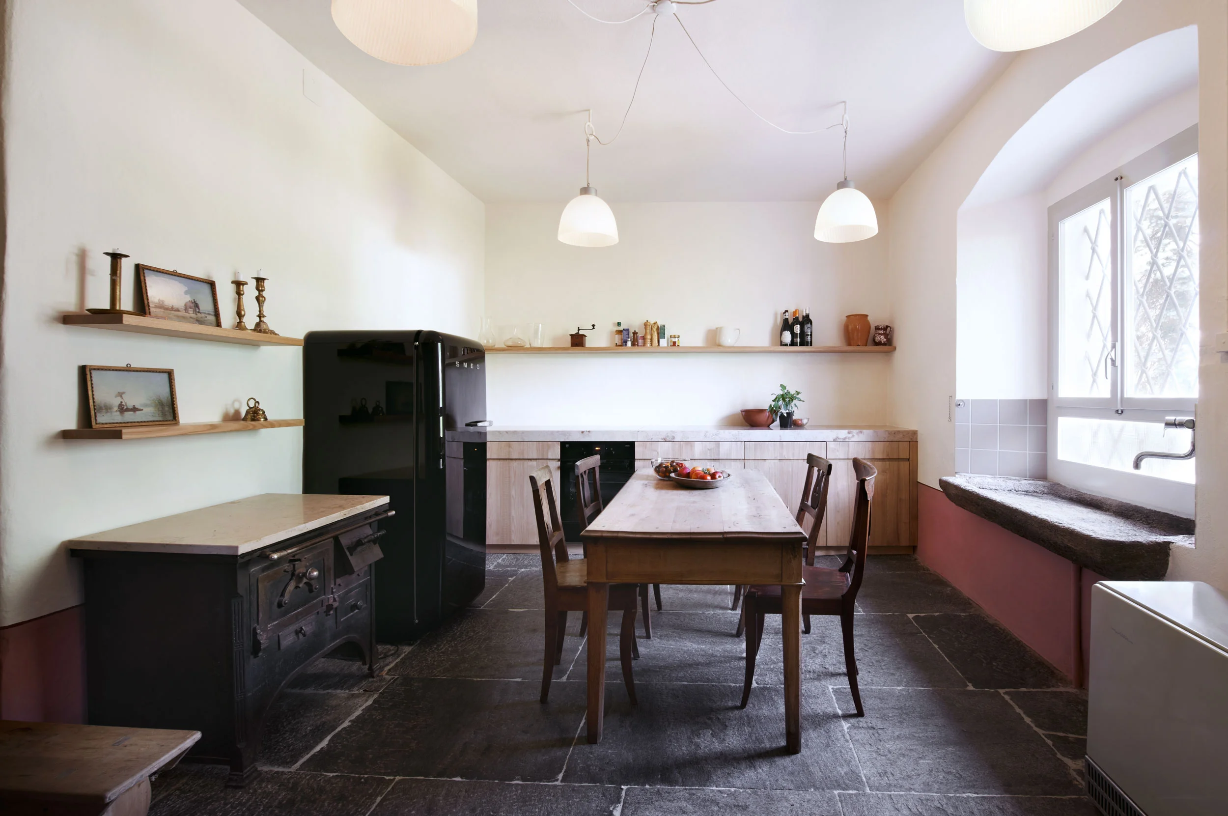  Küche in stattlichem Tessiner Haus mit Regalen und Fronten aus Kastanie. Dazu Arbeitsflächen aus Jura-Marmor.  Architektur: Flavia Conrad und  KNTXT Architekten   Fotografie: Christine Benz  