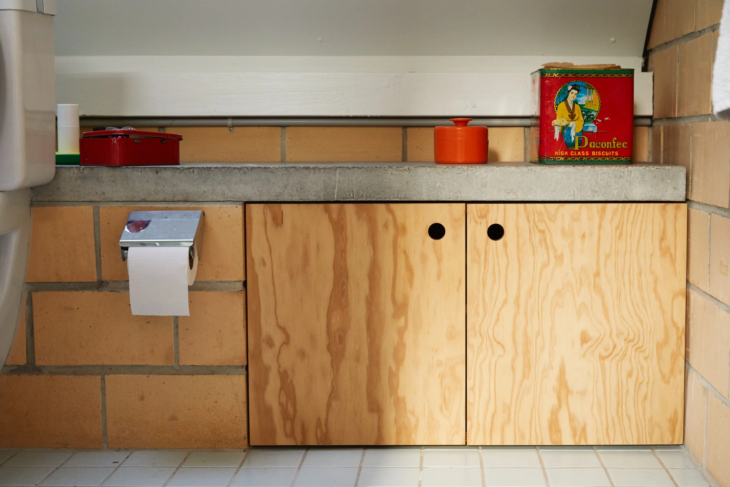 Das über der Küche liegende Badezimmer wurde mit den gleichen Materialien ausgestattet und der fehlende Stauraum durch einen Wandschrank im Treppenhaus kompensiert. Fotografie: Mara Truog