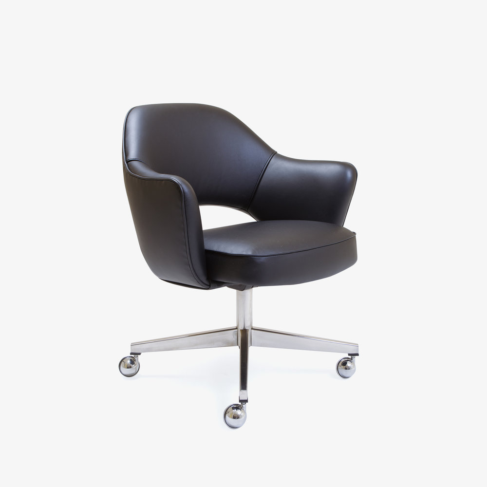 Saarinen Executive Arm Chair In Black Leather Montage