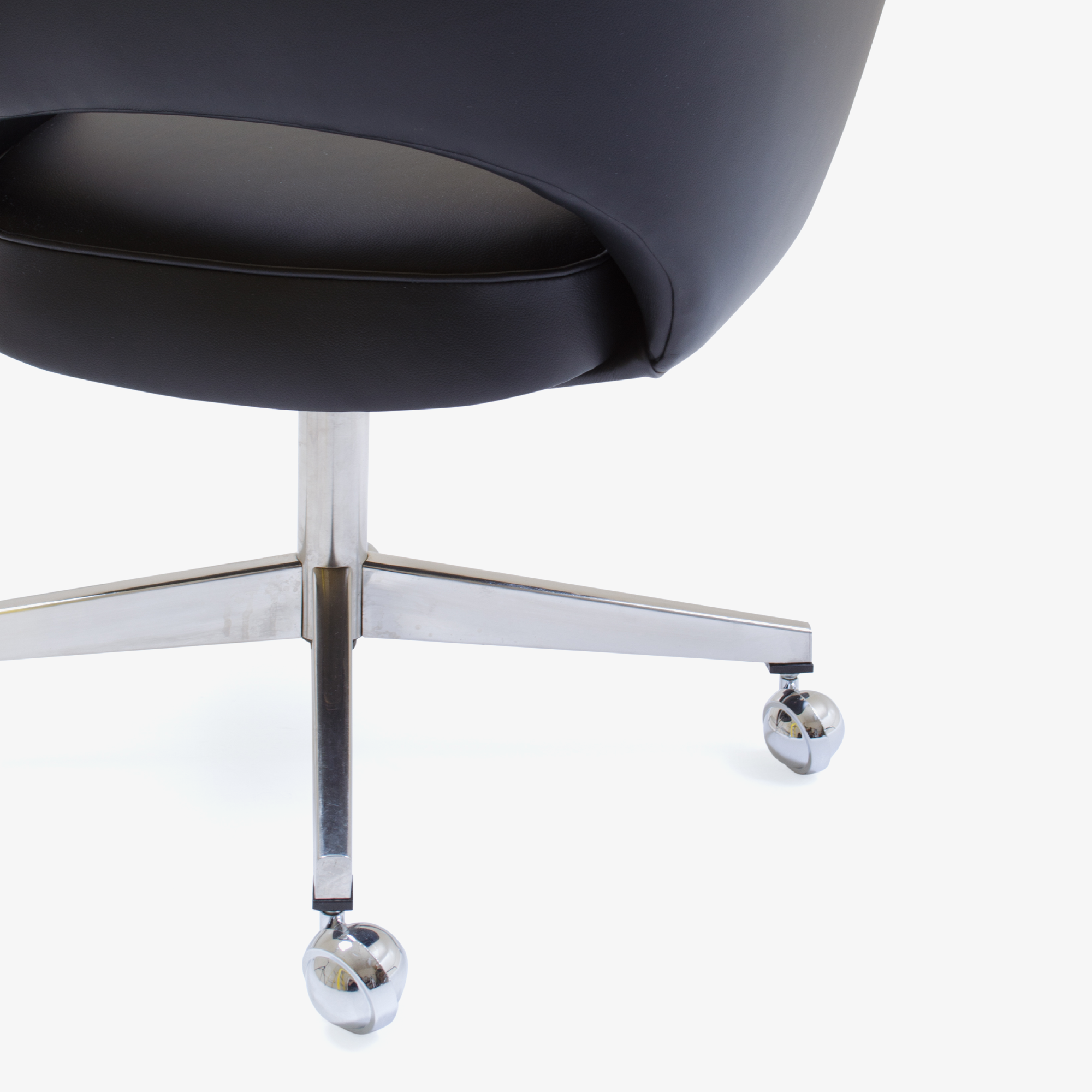Knoll Saarinen Executive Arm Chair in Leather