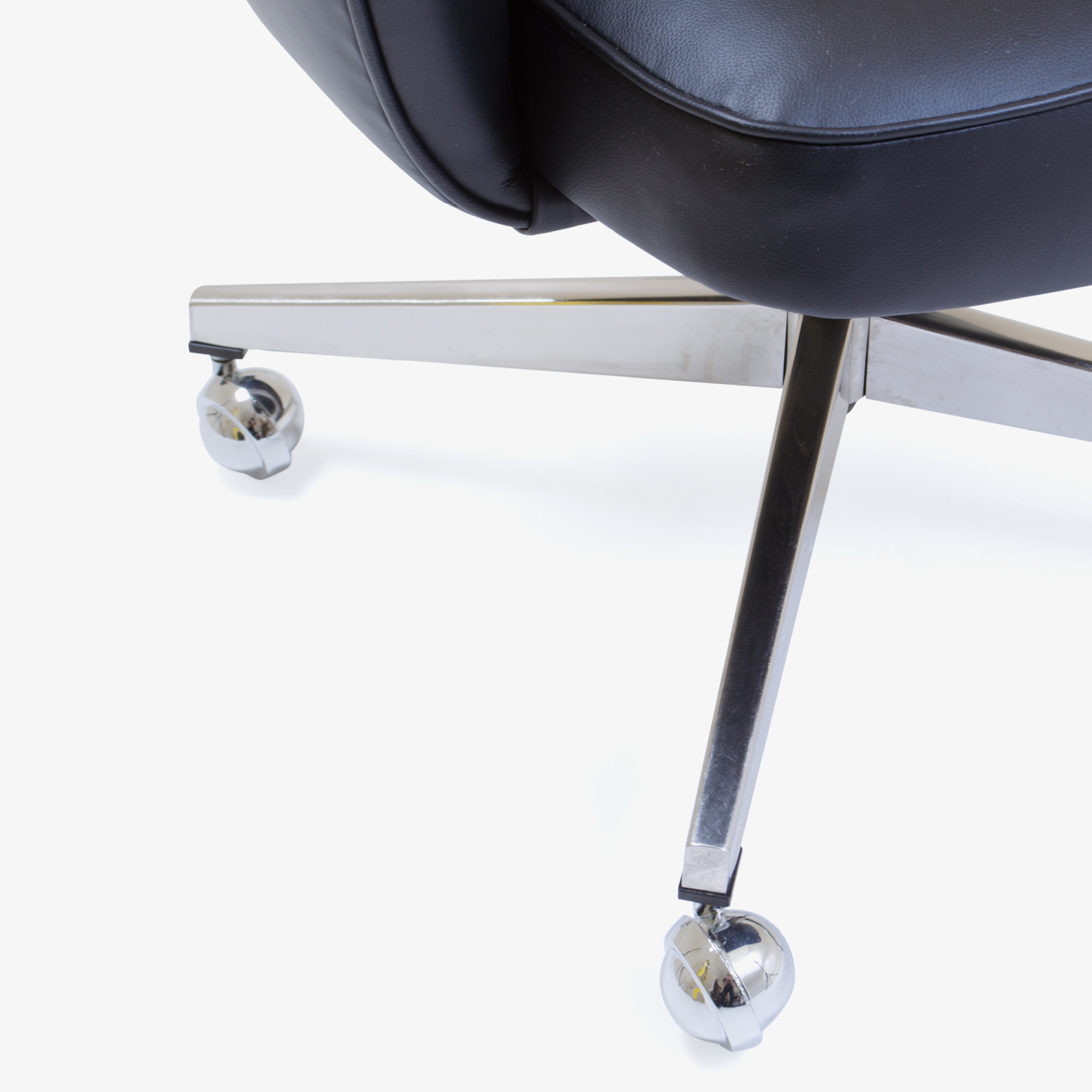 Knoll Saarinen Executive Arm Chair in Leather
