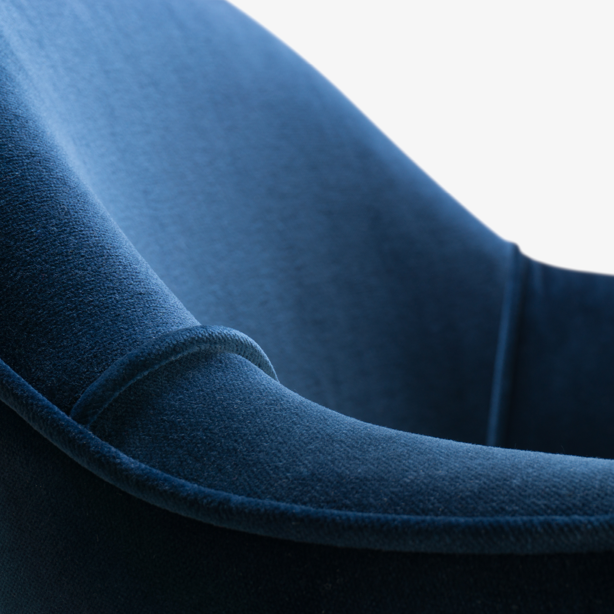 Saarinen Executive Arm Chair in Navy Velvet, Swivel Base, 24k Gold Edition8.png