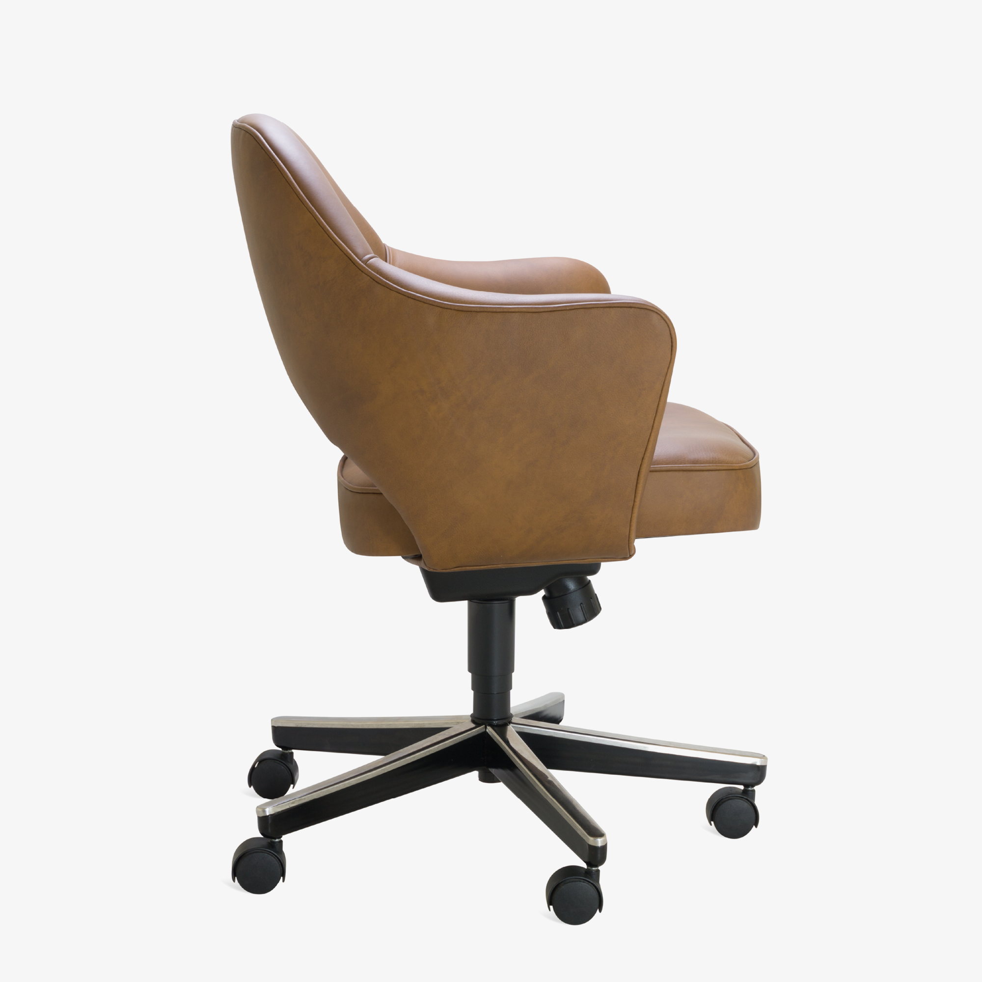 Saarinen Executive Arm Chair in Saddle Leather, Swivel Base3.png