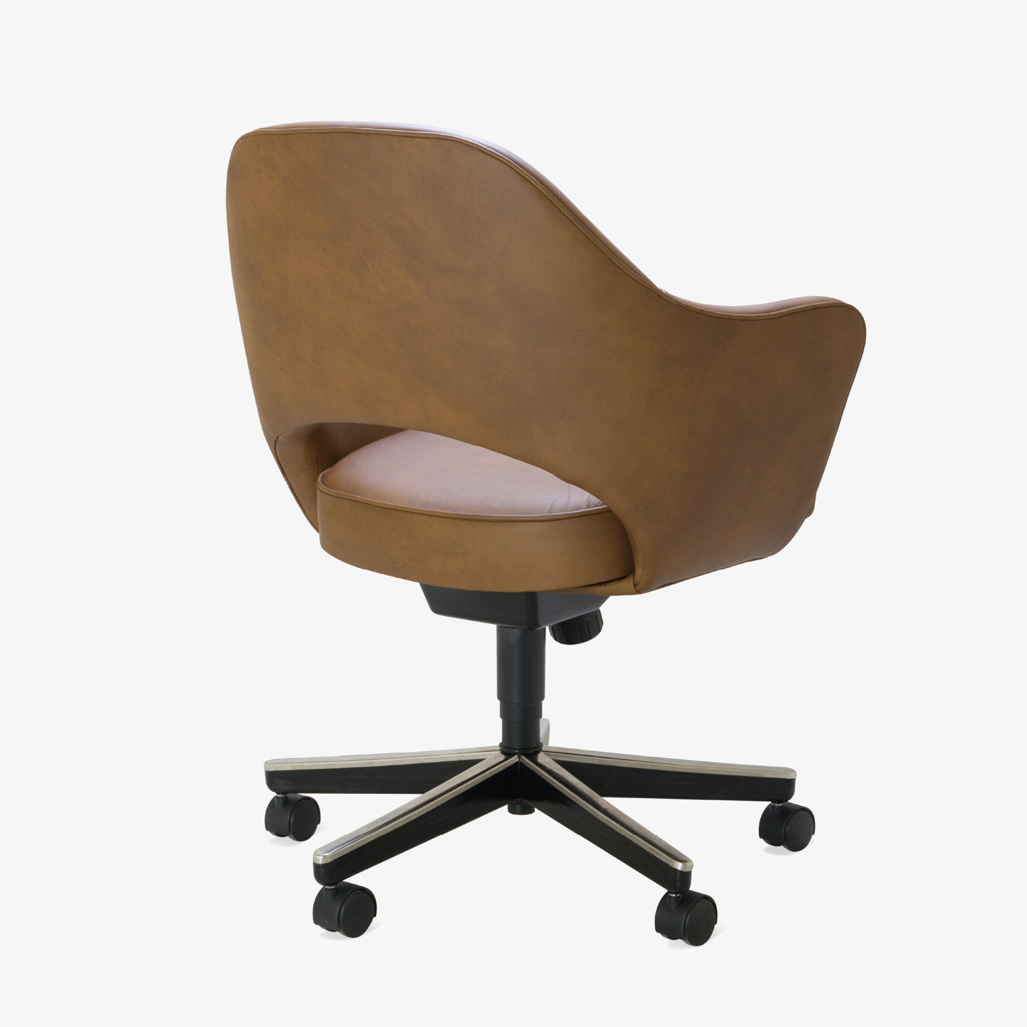 Saarinen Executive Arm Chair in Saddle Leather, Swivel Base4.png