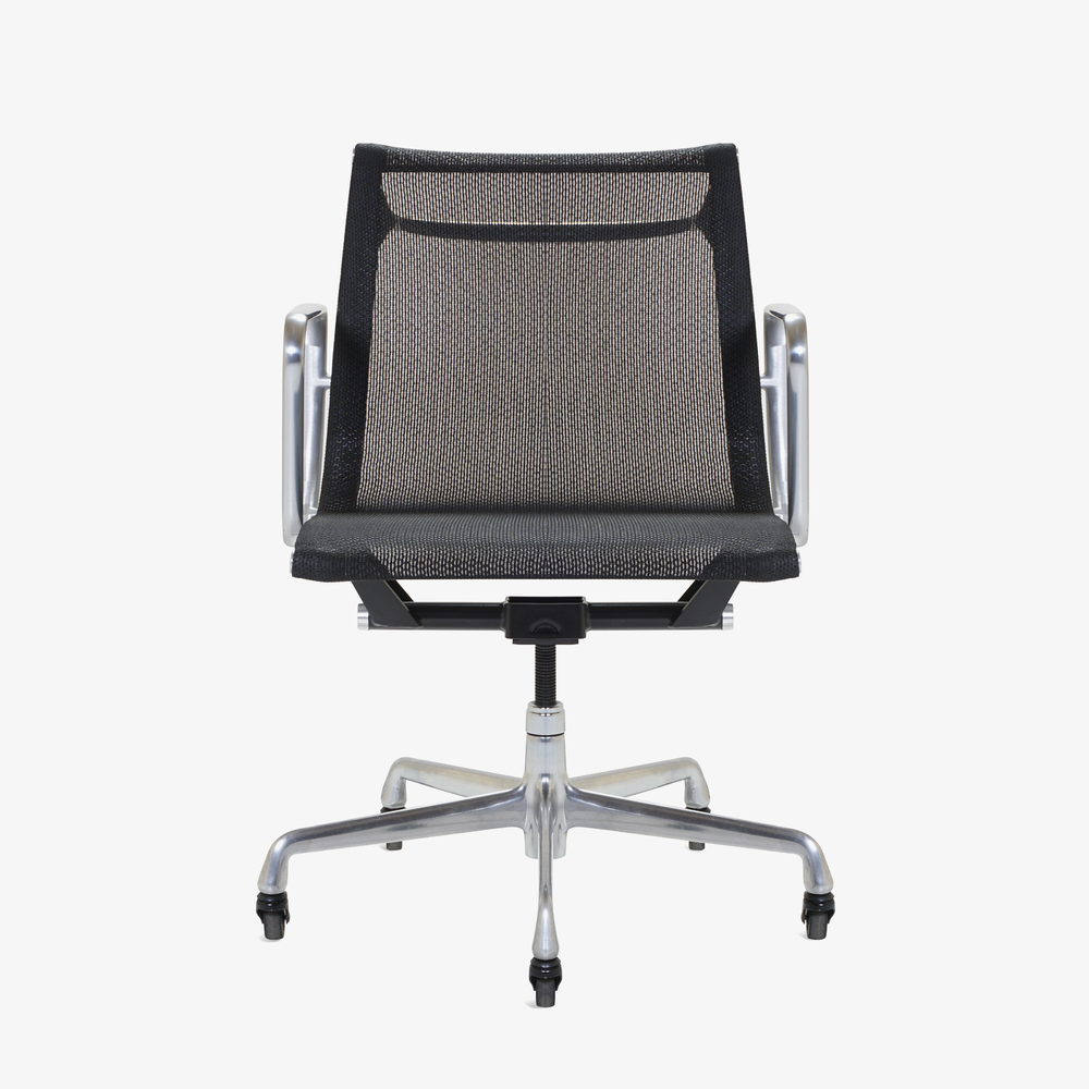 George Hanbury Hvornår Fange Aluminum Group Management Chair in Black Mesh by Charles & Ray Eames for Herman  Miller | Montage