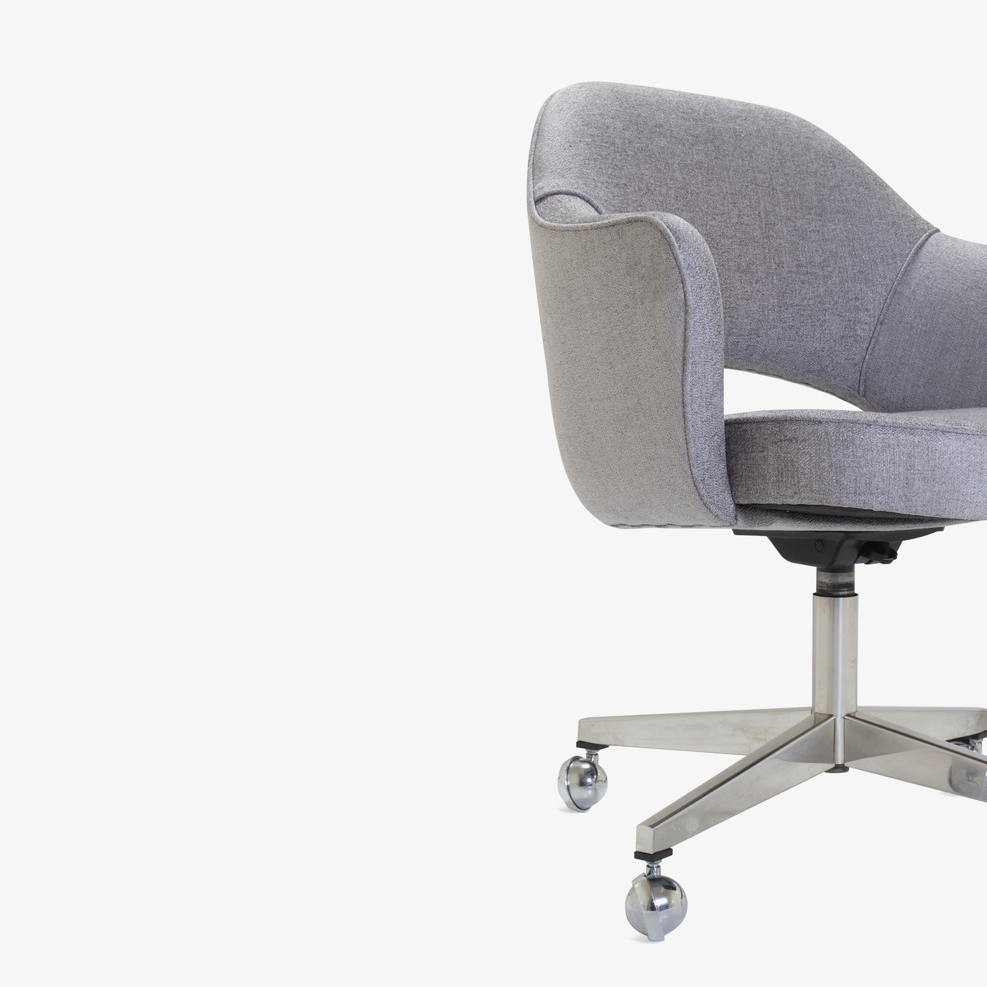 Saarinen Executive Arm Chair in Sterling, Swivel Base4.png