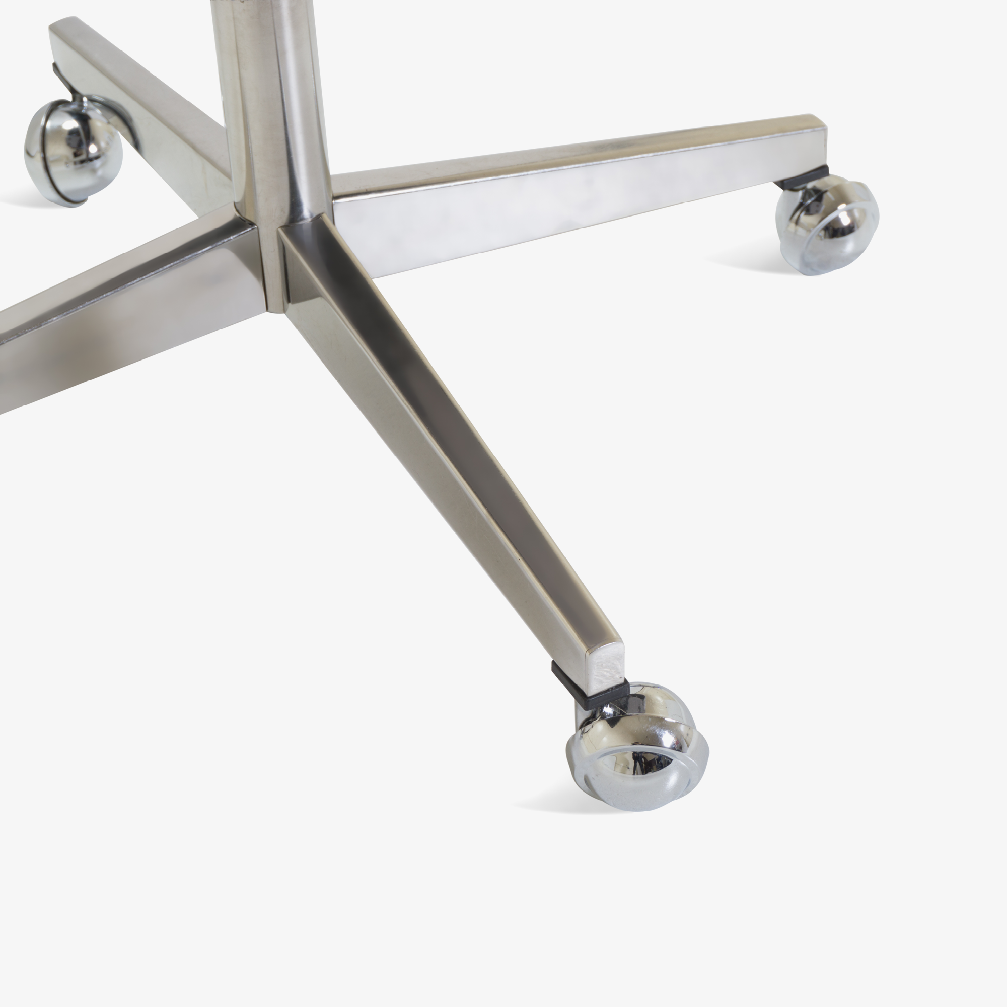 Saarinen Executive Armless Chair in Maddison Bouclé, Swivel Base9.png
