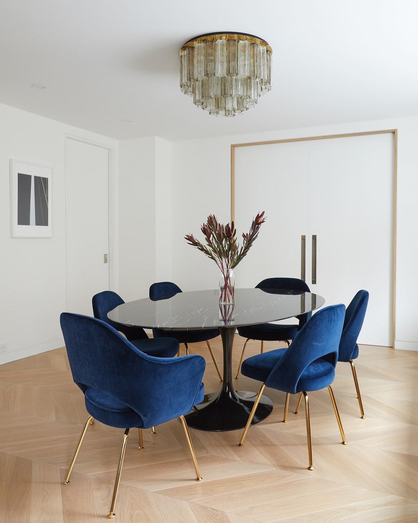 We were thrilled to work with the talented team at @fredericktangarchitecture on their Upper East Side Combination project. They sourced a gorgeous set of Saarinen Executive Chairs, 24k Gold Edition in Navy Velvet from us. The result could not be mor