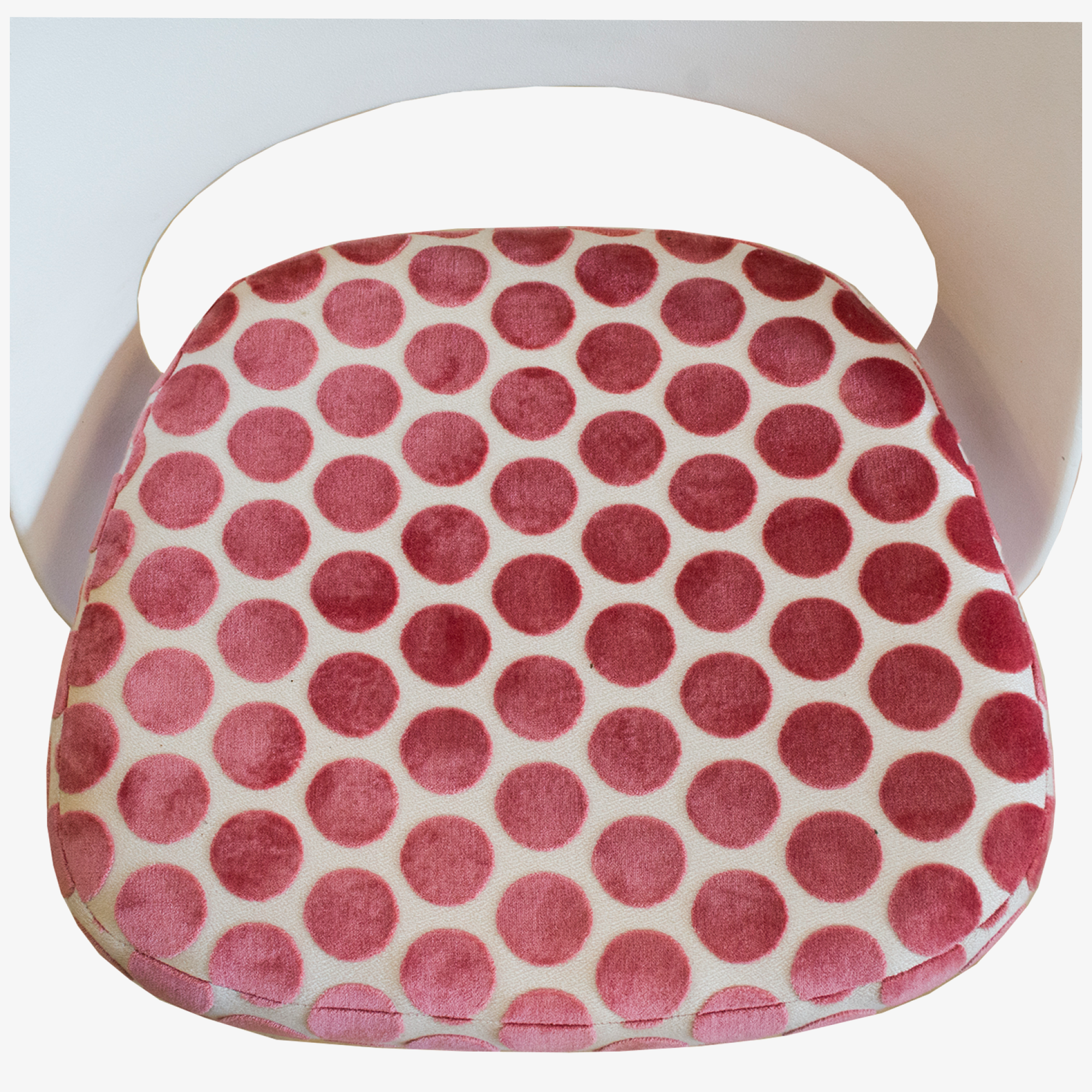 Eero Saarinen White Plastic with Pink Dots 7.png