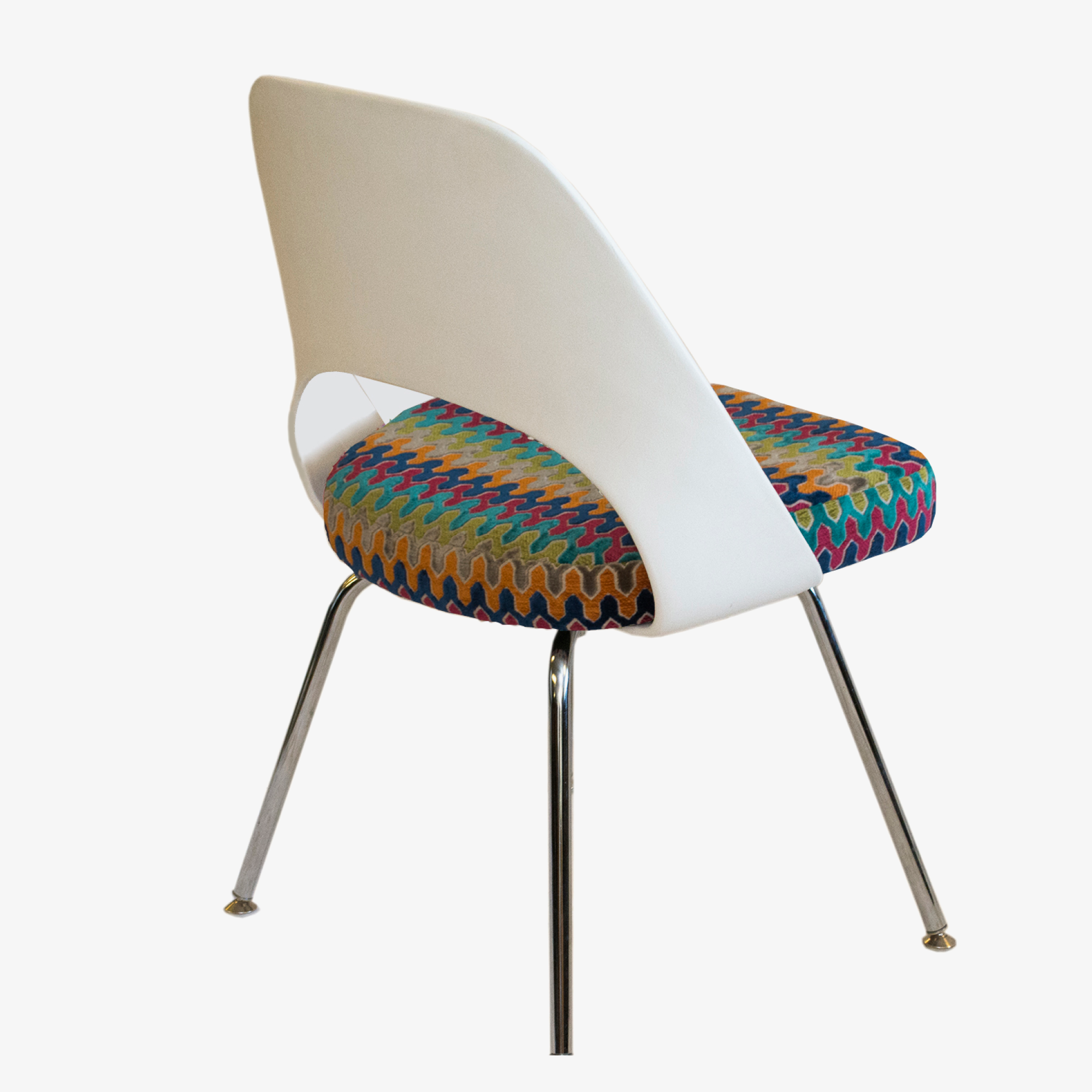 Eero Saarinen White Plastic in Colorful ZigZag 4.png