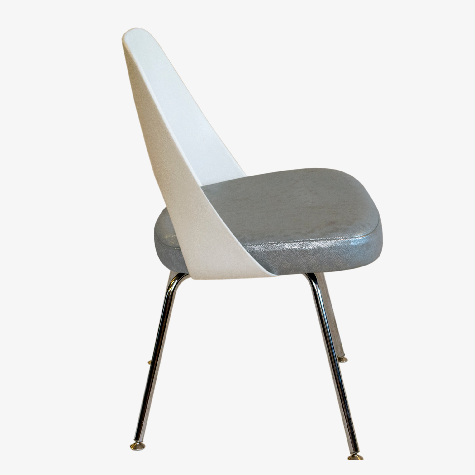 Eero Saarinen White Plastic in Space Age Silver Leather 3.png