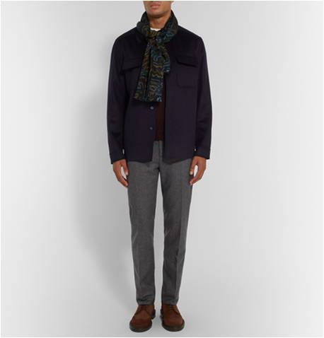 Tenue parfaite. Oui il y a aussi des plis. Et c’est normal. Mais rassurez-moi, vous voyez bien la différence avec la coupe du pantalon présenté juste au-dessus ? Ici le tombé est très bon. Credit photo : MrPorter