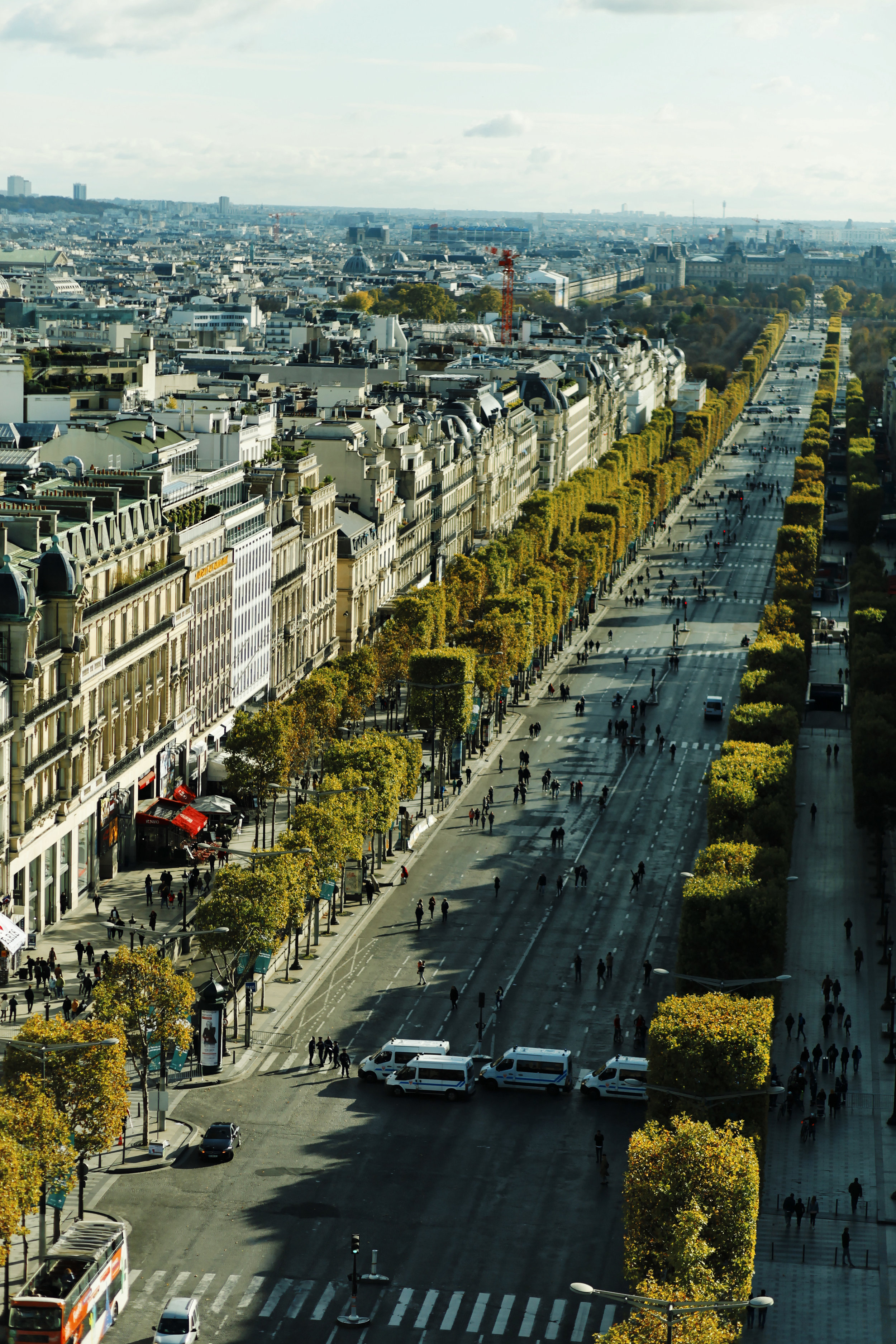 DISCOVER – L'Hôtel Montaigne sur les Champs Elysées, proche de l'Arc de  Triomphe et vue sur la tour Eiffel