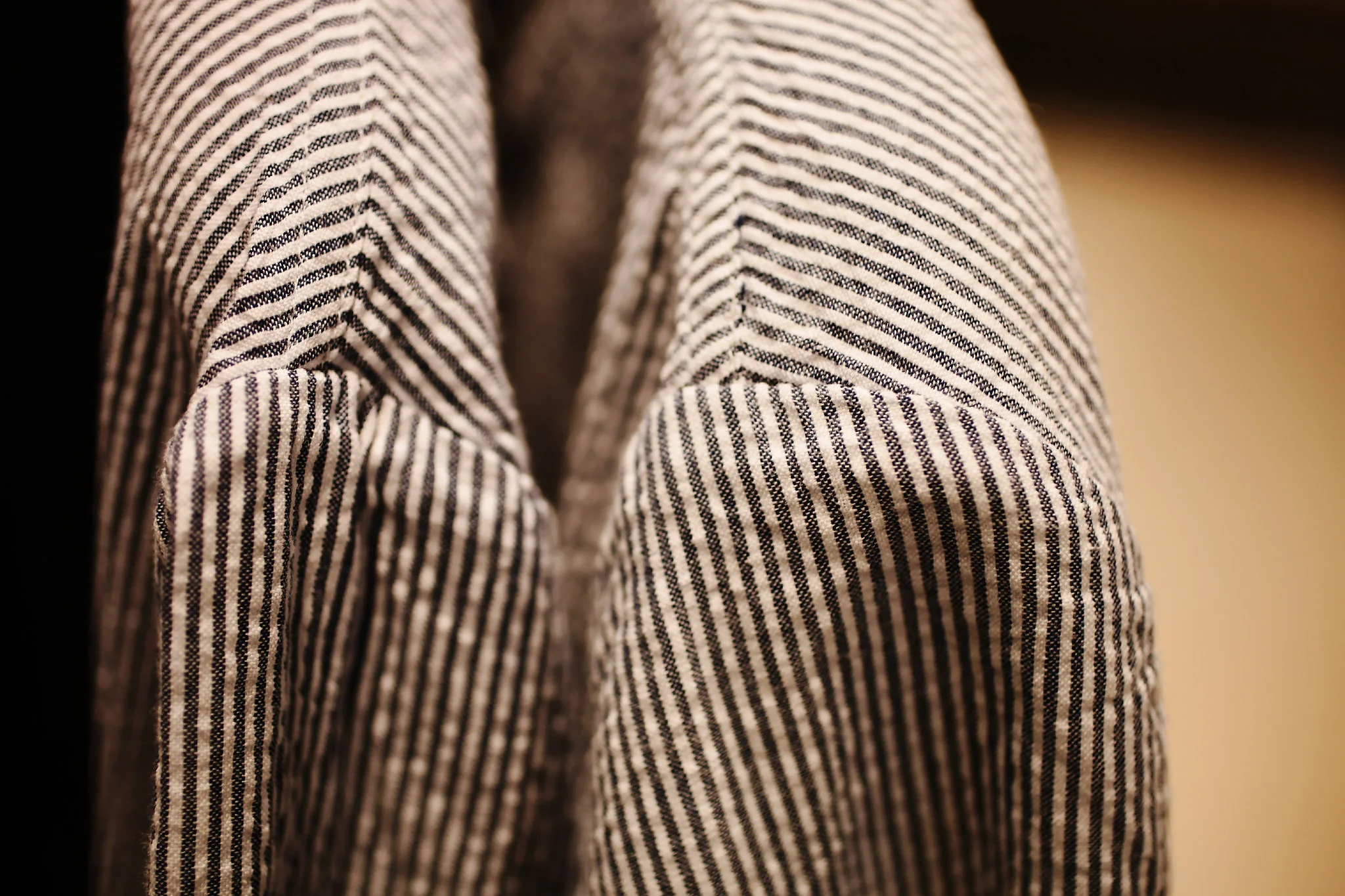 Veste en seersucker pour l'été : ce tissu gauffré qui évacue très bien l'humidité. Une chemise trempée dans cette matière séchera en moins d'une heure au soleil !