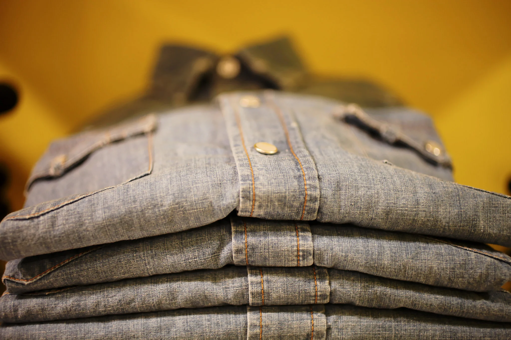 Aspesi est historiquement un fabricant de chemise. Les vendeurs portent d'ailleurs très souvent un très beau combo : chemise en chambray avec deux poches plaquées sans fermetures à rabat + chino beige + ceinture tréssée marron foncé