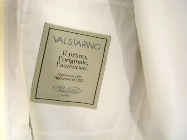 L'étiquette rappelle que la version historique du blouson date de 1935