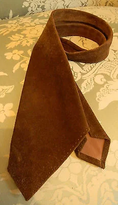 Cravate en cuir suédé