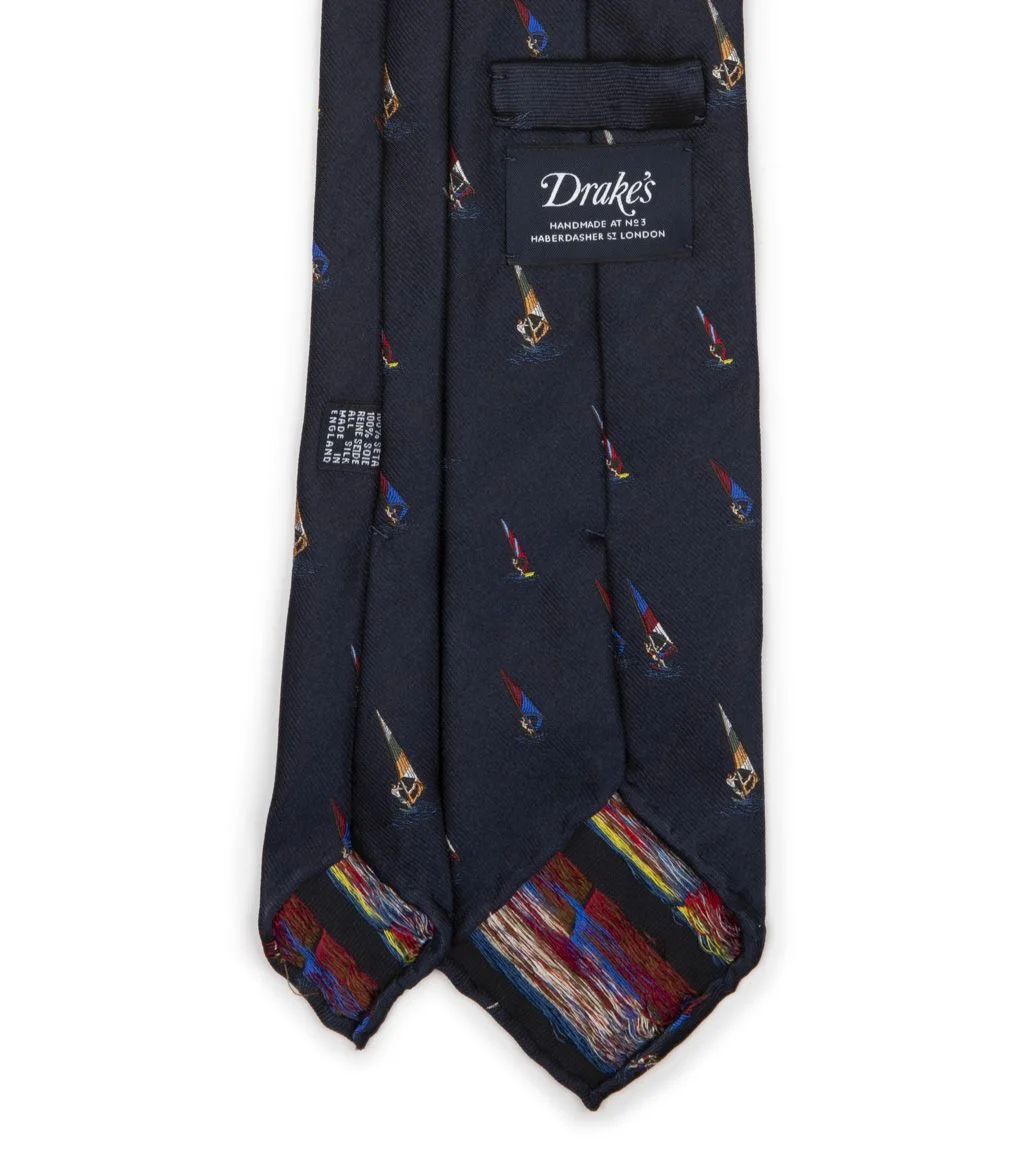 Deuxième exemple d’une tissus jacquard. La cravate n’étant pas doublée on distingue très nettement que les motifs de planche à voile ne sont pas dus à une impression numérique mais à l’entrecroisement de fils. Vous noterez également que l’envers du tissu n’est pas réversible. Les jacquard très haut de gamme présentent un endroit et un envers très propre et semblable. Ceci étant dit, il s’agit peut être de l’effet recherché ici.